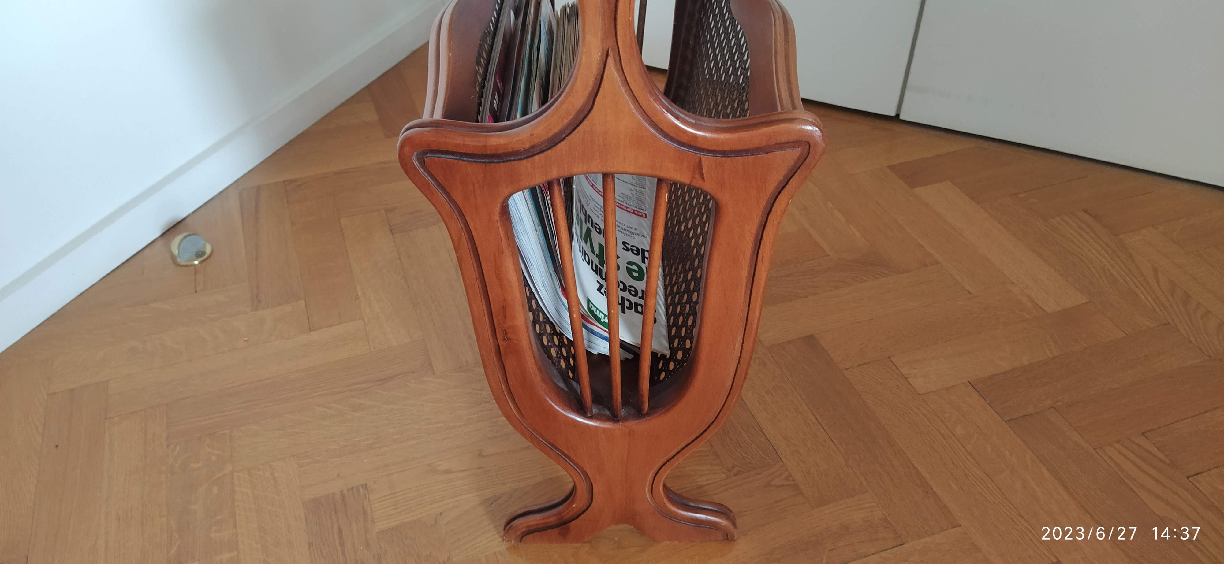 Magazine holder with tablet