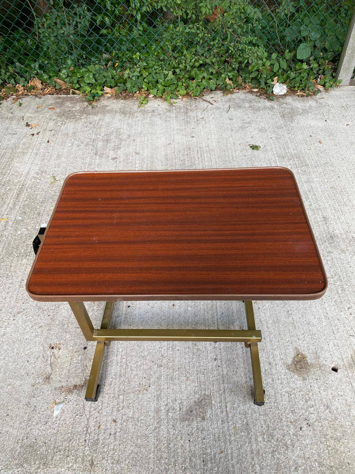 Foldable and adjustable serving trolley in wood and gold-plated steel