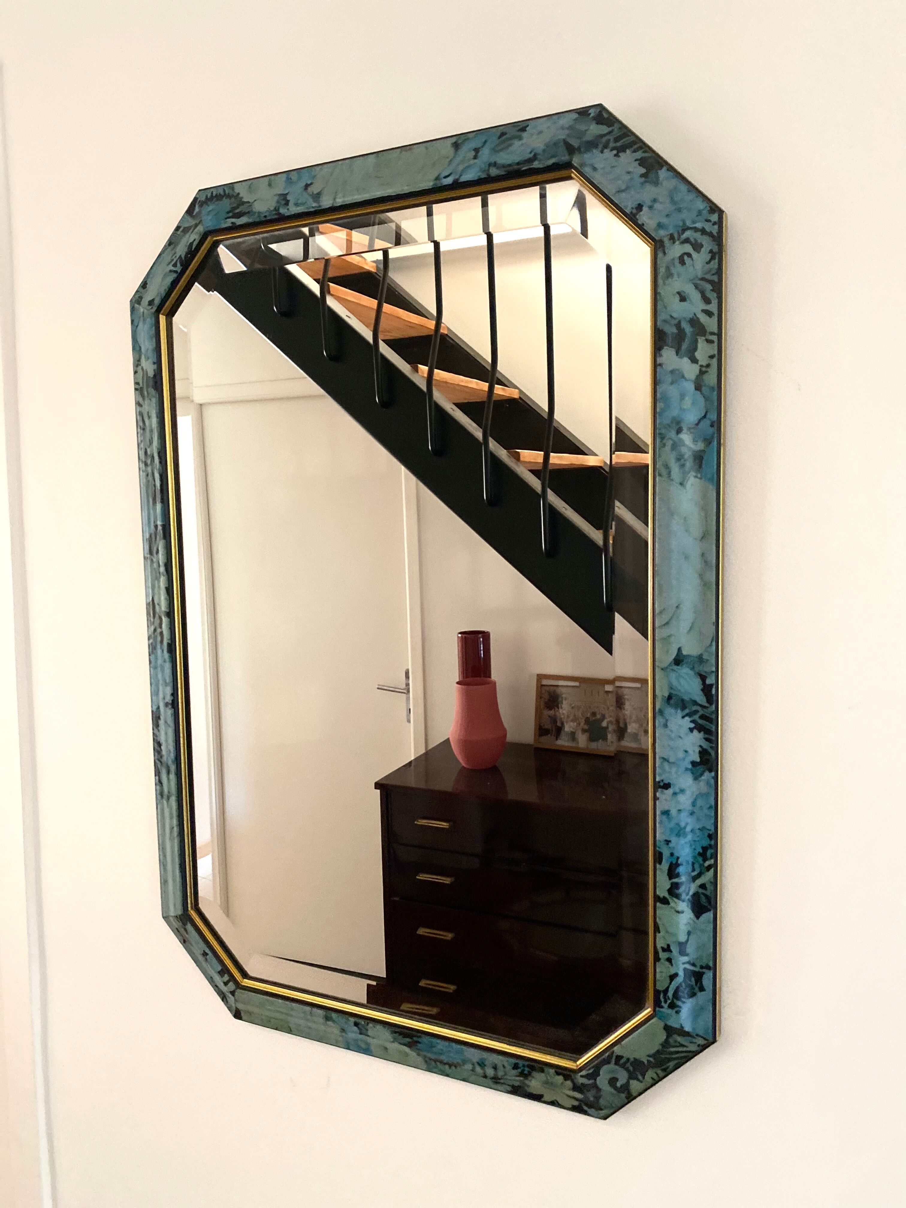 Old octagonal mirror beveled in painted wood, 68x48 cm