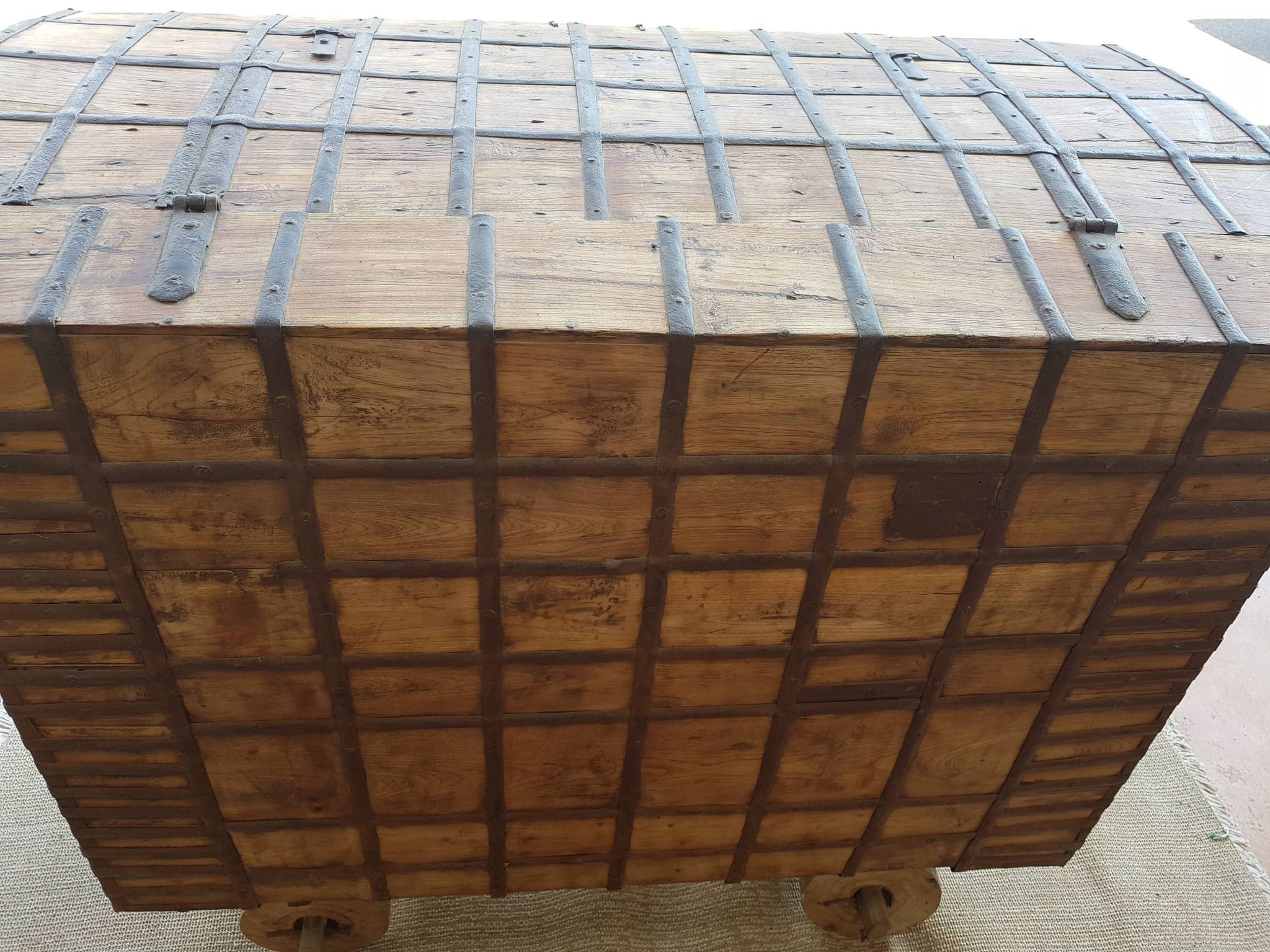 Coffre ancien indien vintage  sur roues en bois début 20eme s