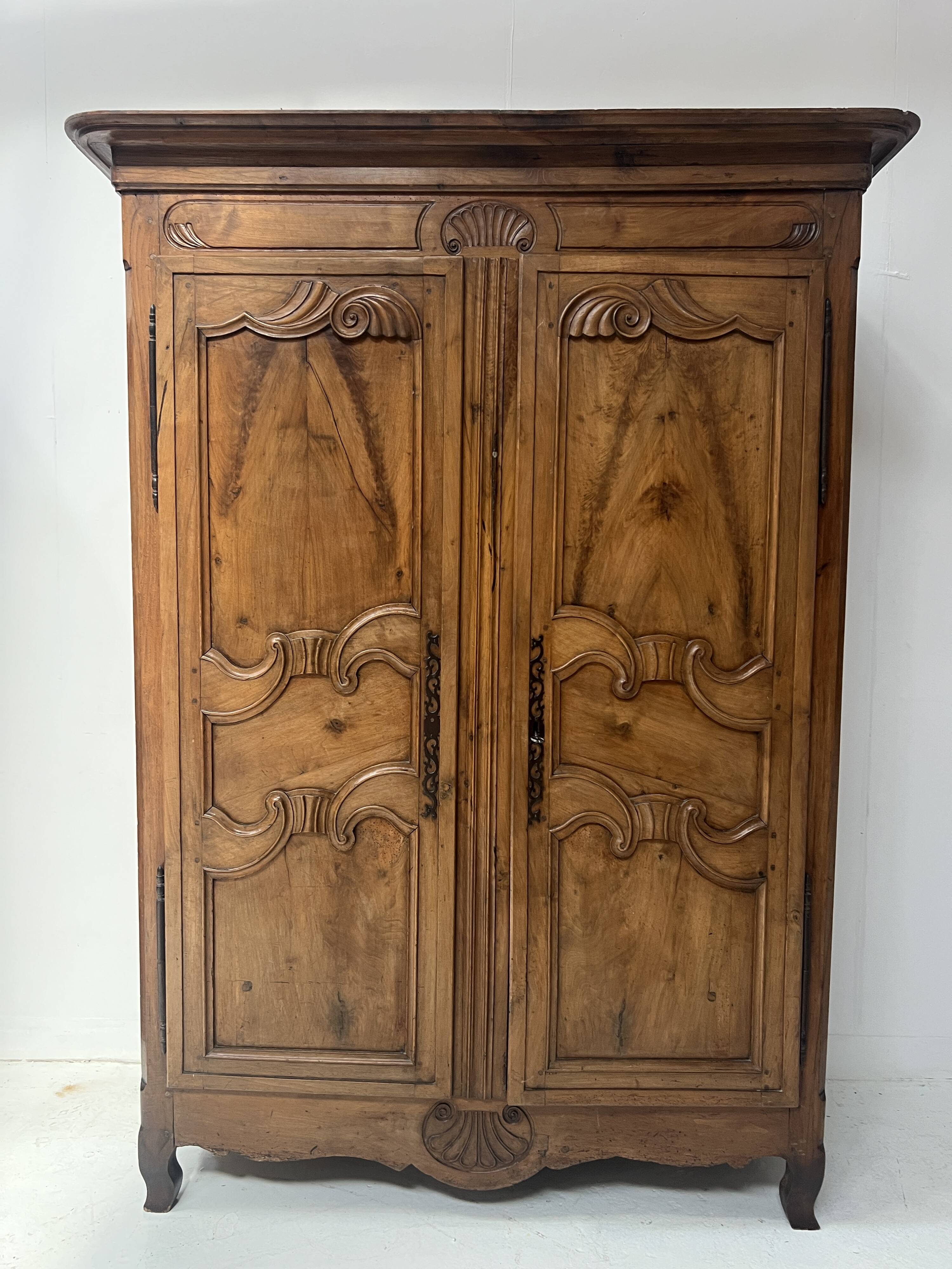 Armoire de style Louis XV en noyer massif XVIII siècle