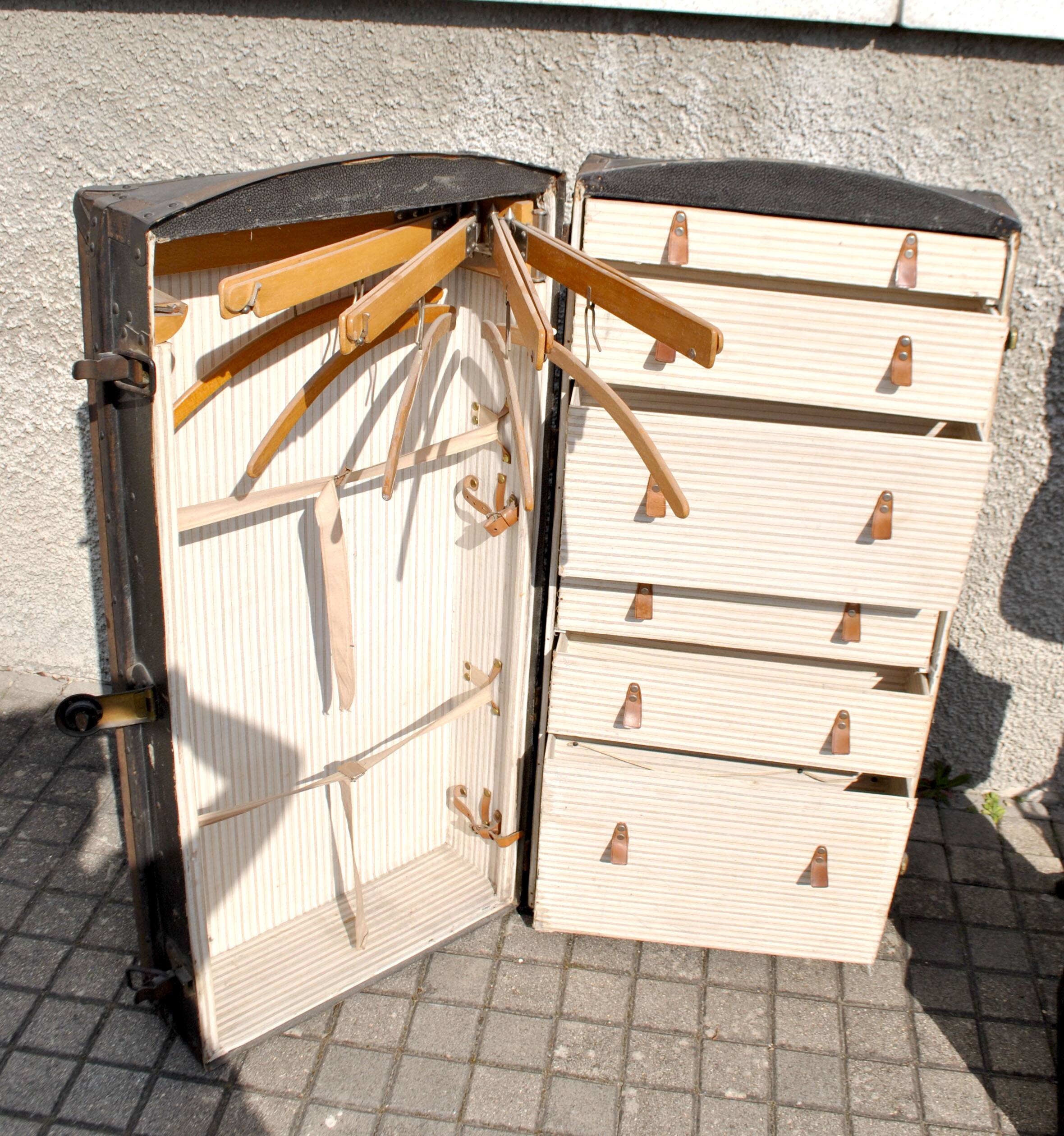 Malle cabine Wardrobe ancienne 1920 Coffre armoire Transatlantique Dressing