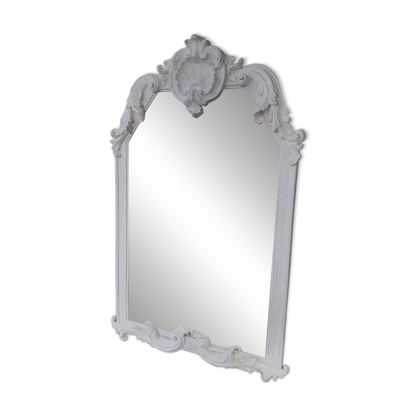 Baroque mirror in carved wood with a white patina.
