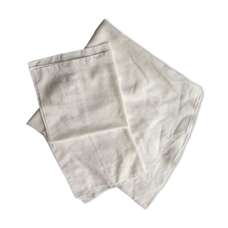 White round tablecloth and 2 towels