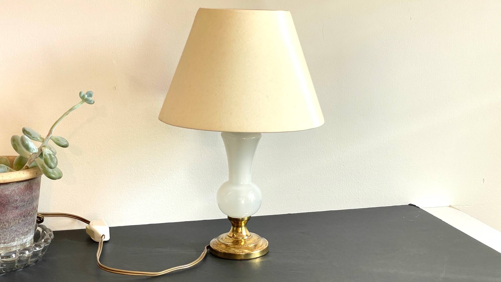 Chic lamp in opaline glass and vintage brass