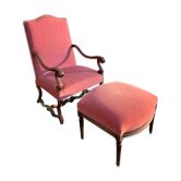 Fauteuil Voltaire ou bergère et repose pied en velours rose Louis XVI