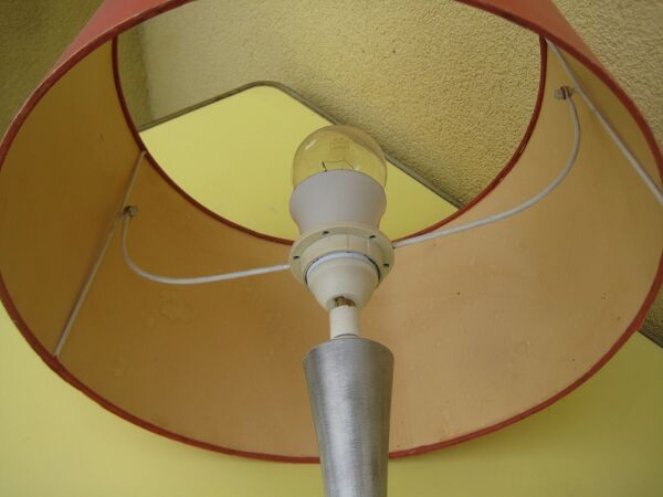 Lampe d'ambiance 1970 pied tulipe en aluminium brossée, abat jour inclinable