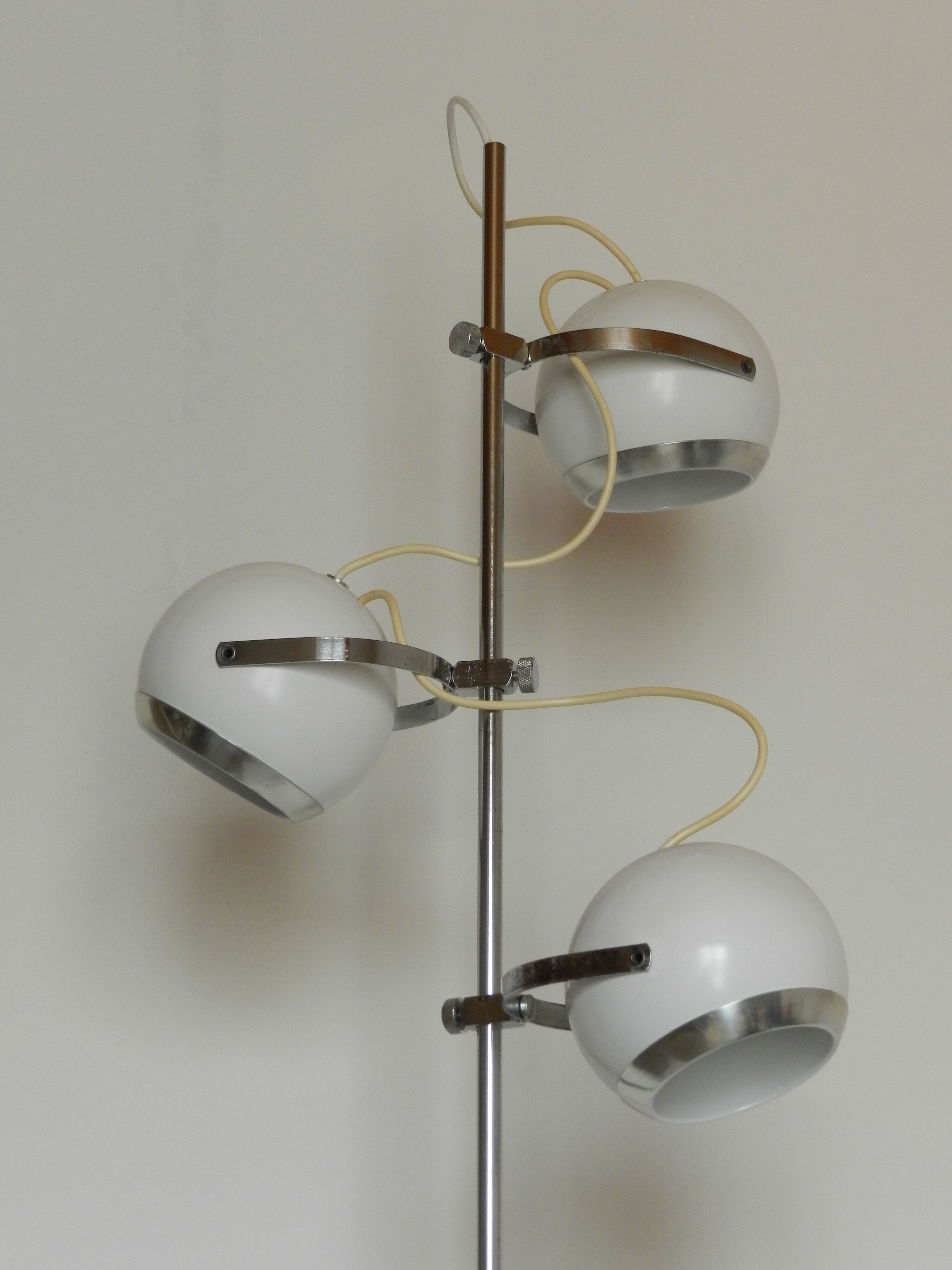 3-ball white and chrome lamppost