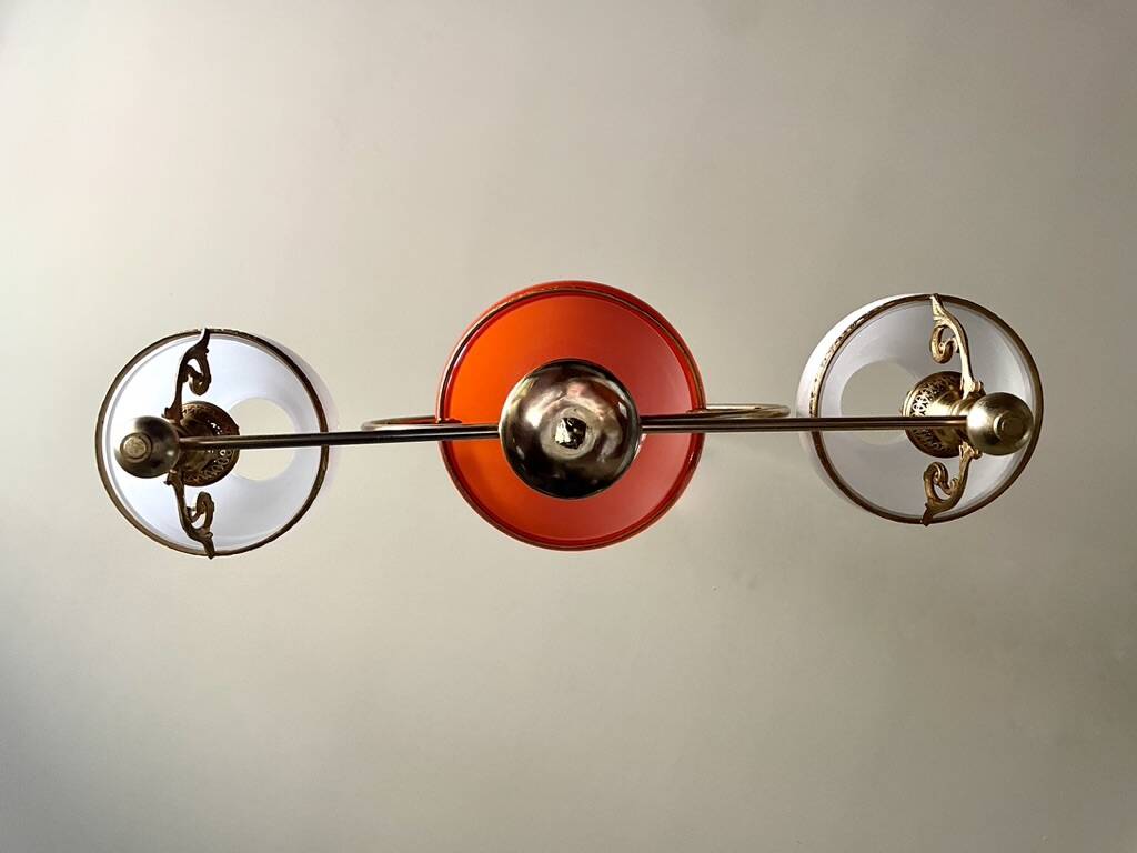 Lustre doré néoclassique aux coupoles blanches et orange 1950