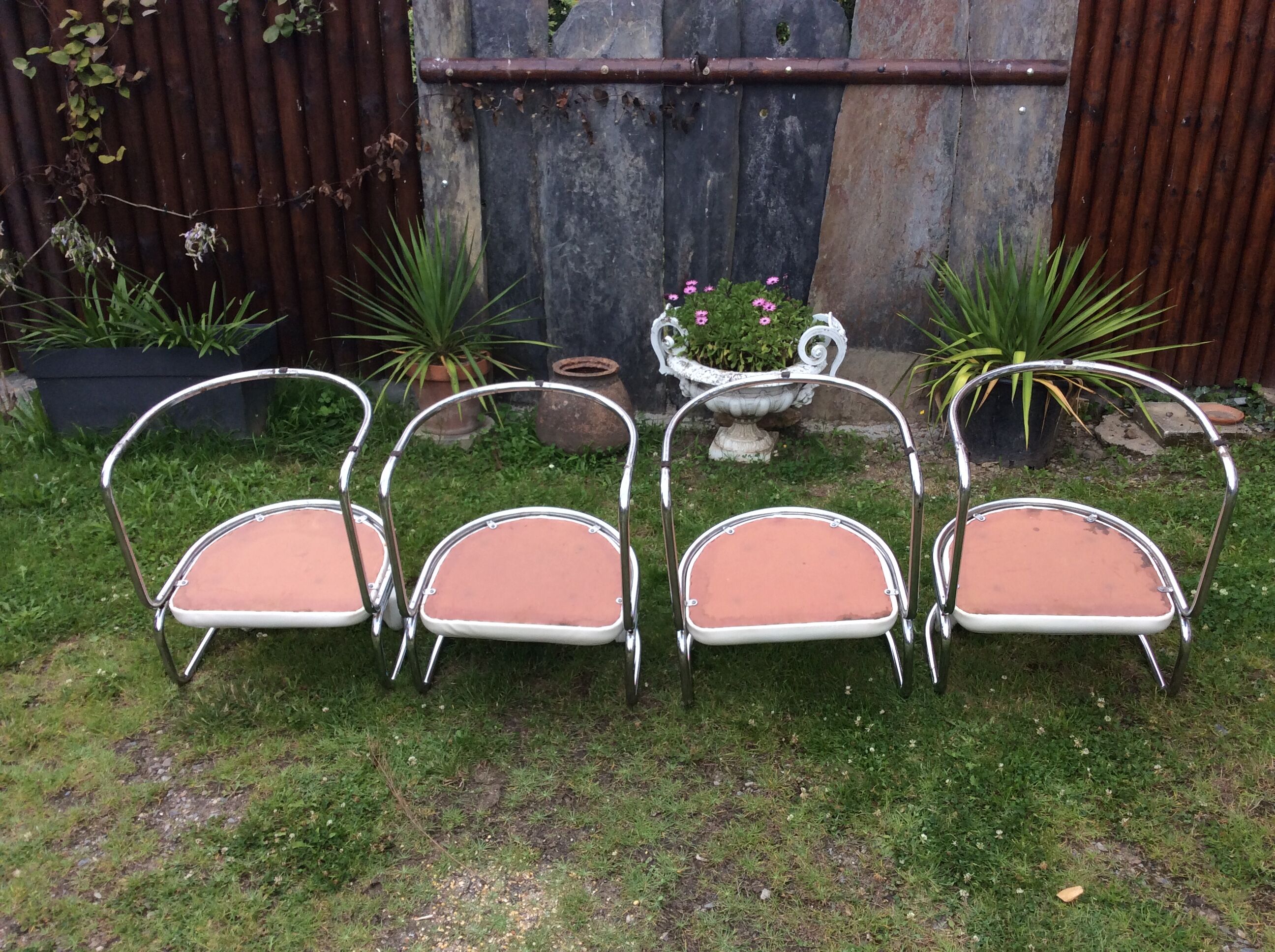Fauteuils vintage à piétement tubulaire chromé et Skaï blanc de Renato Zevi pour Roche bobois.
