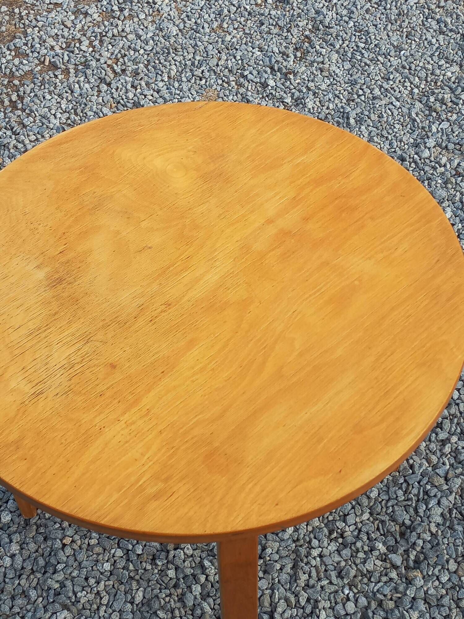 1970s Scandinavian-style coffee table in birch veneer.