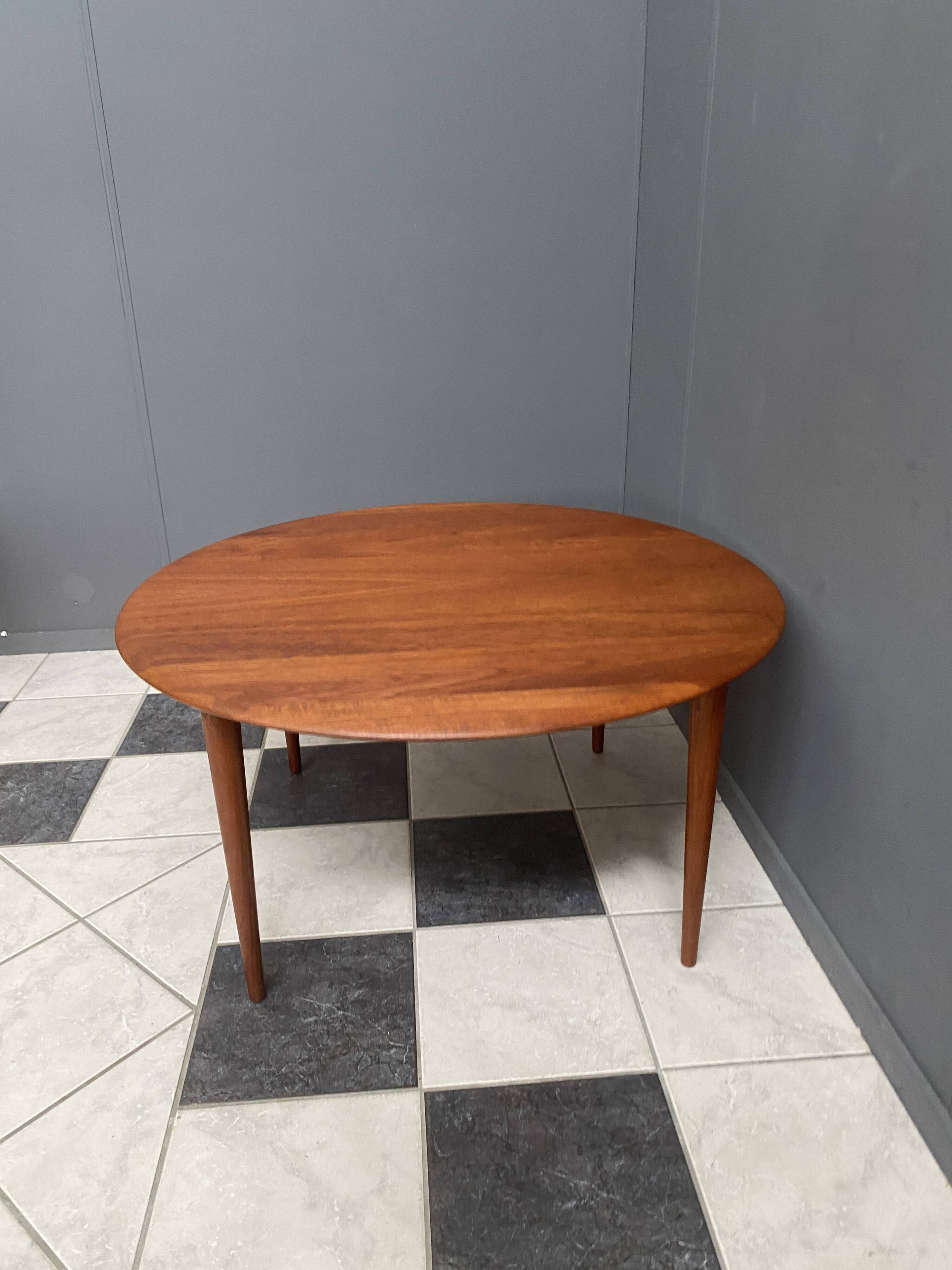 Mid-Century Modern scandinavian coffee table in teak by Hvidt & Mølgaard Nielsen for France and Søn.