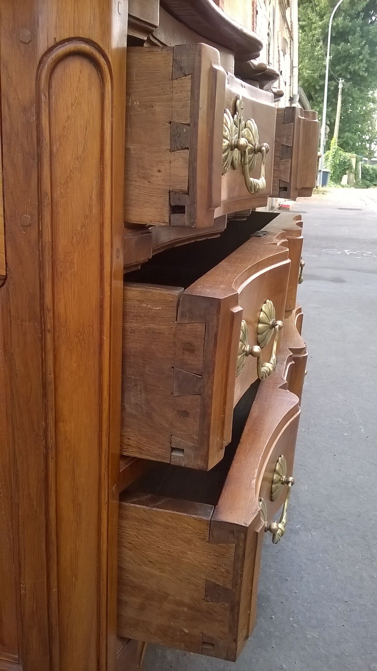 Commode arbalète en noyer XVlle, Louis XV