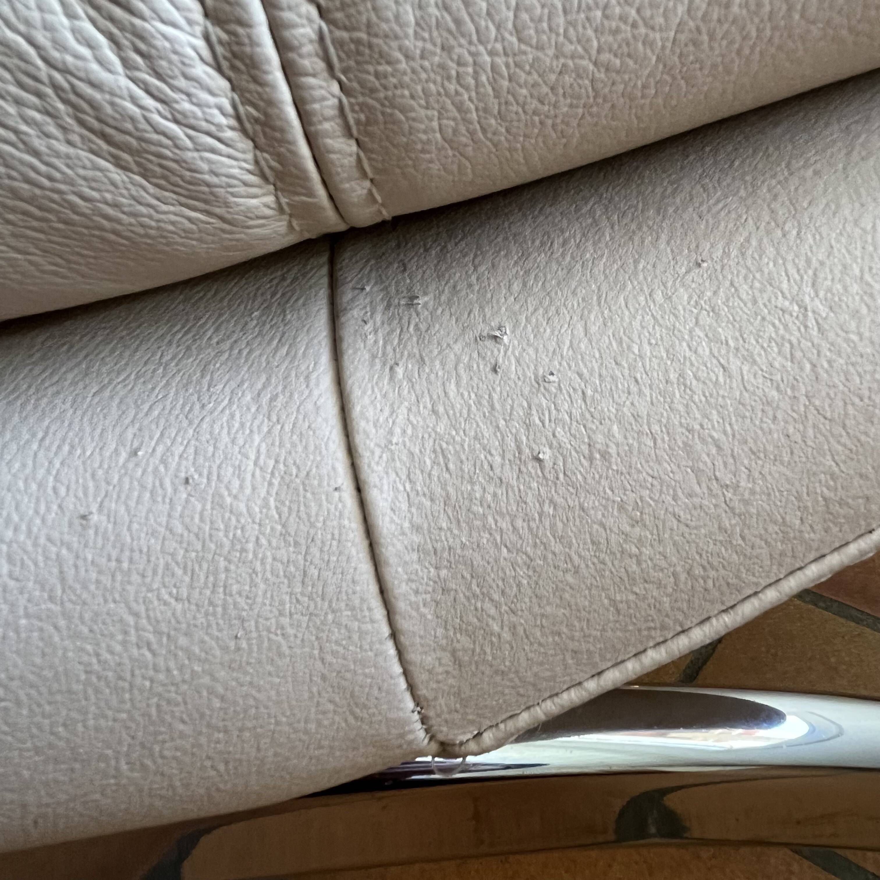 Fauteuil / Causeuse vintage cuir beige avec structure métal