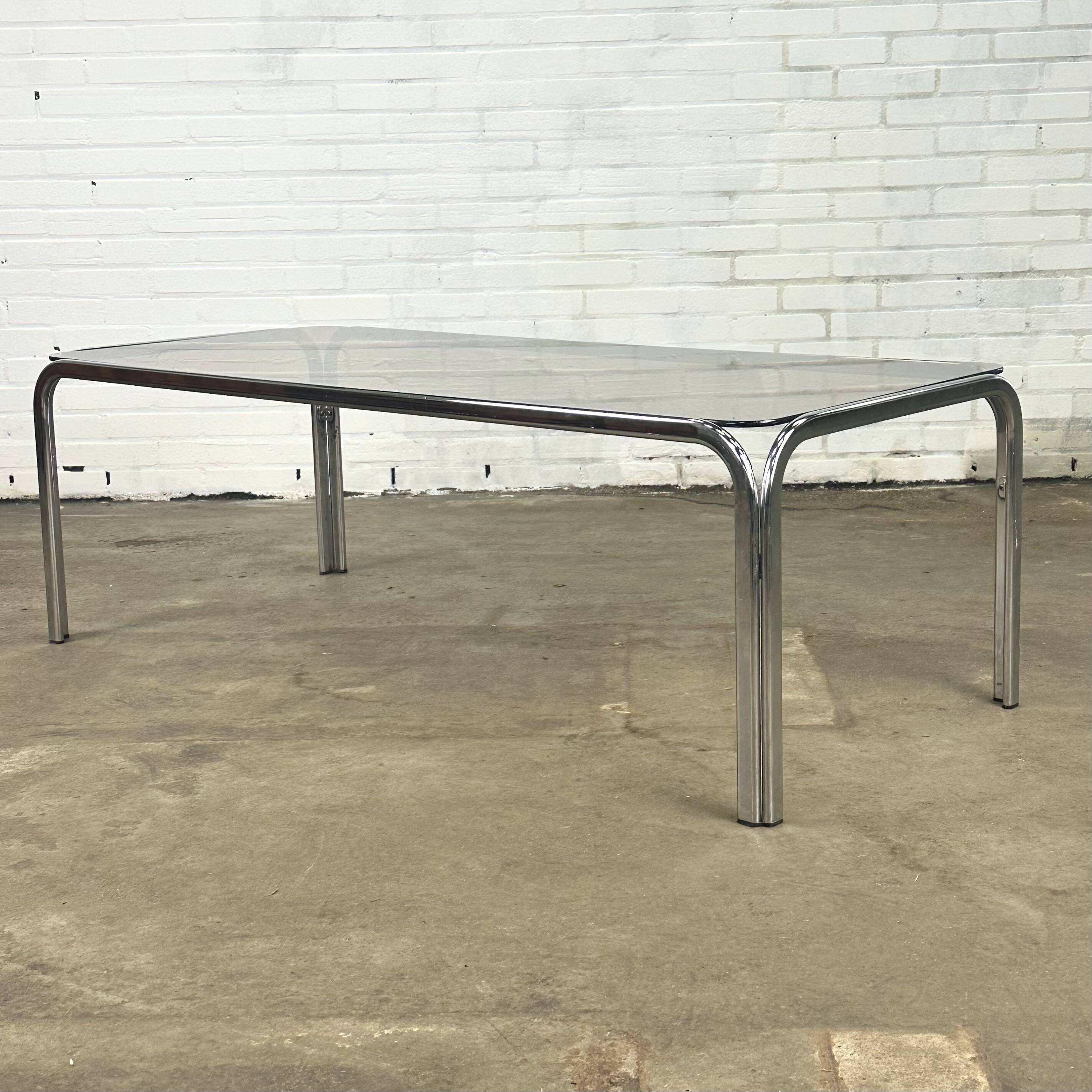Table basse vintage à structure tubulaire et verre fumé
