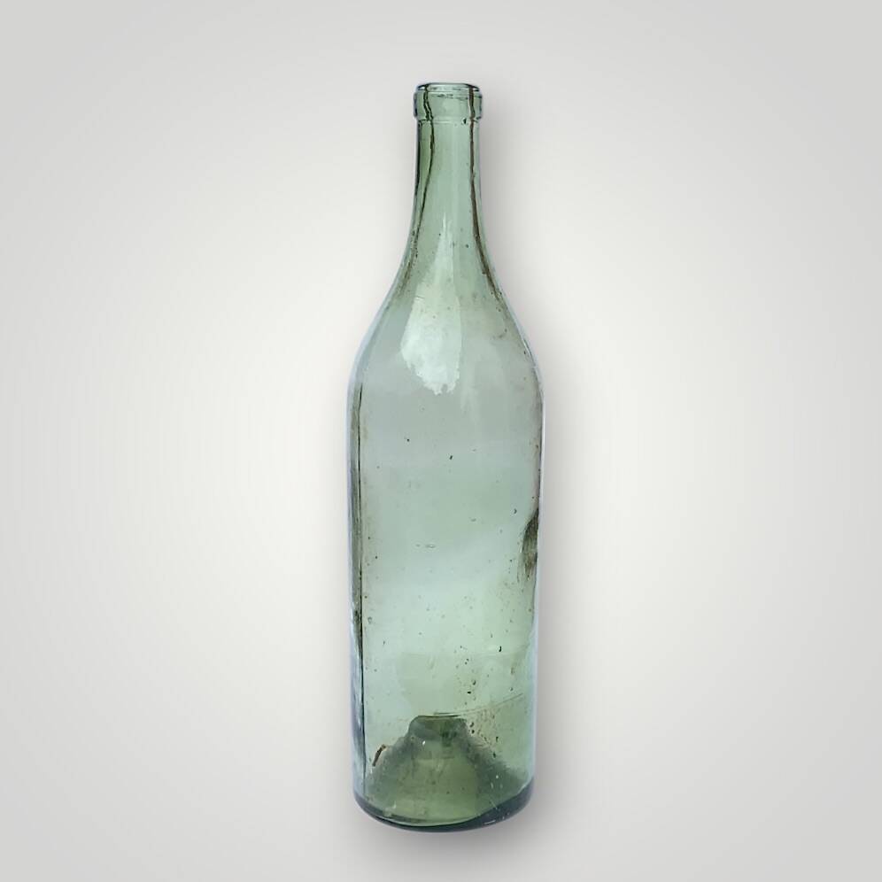 Ancienne grande bouteille artisanale en verre soufflé vert – H50 cm