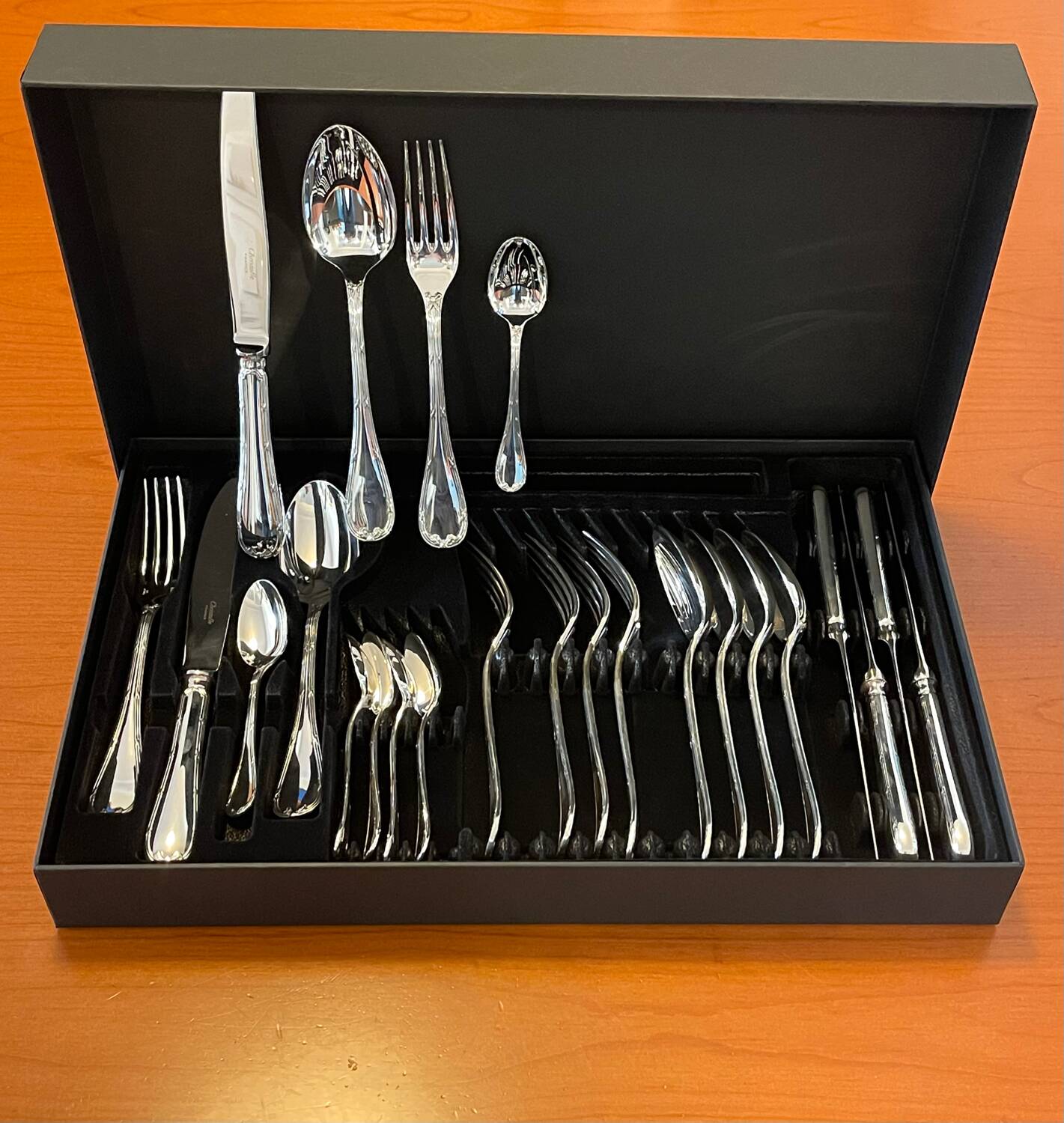 Christofle crossed ribbons, cutlery set for 6 people in new condition, 24 pieces.