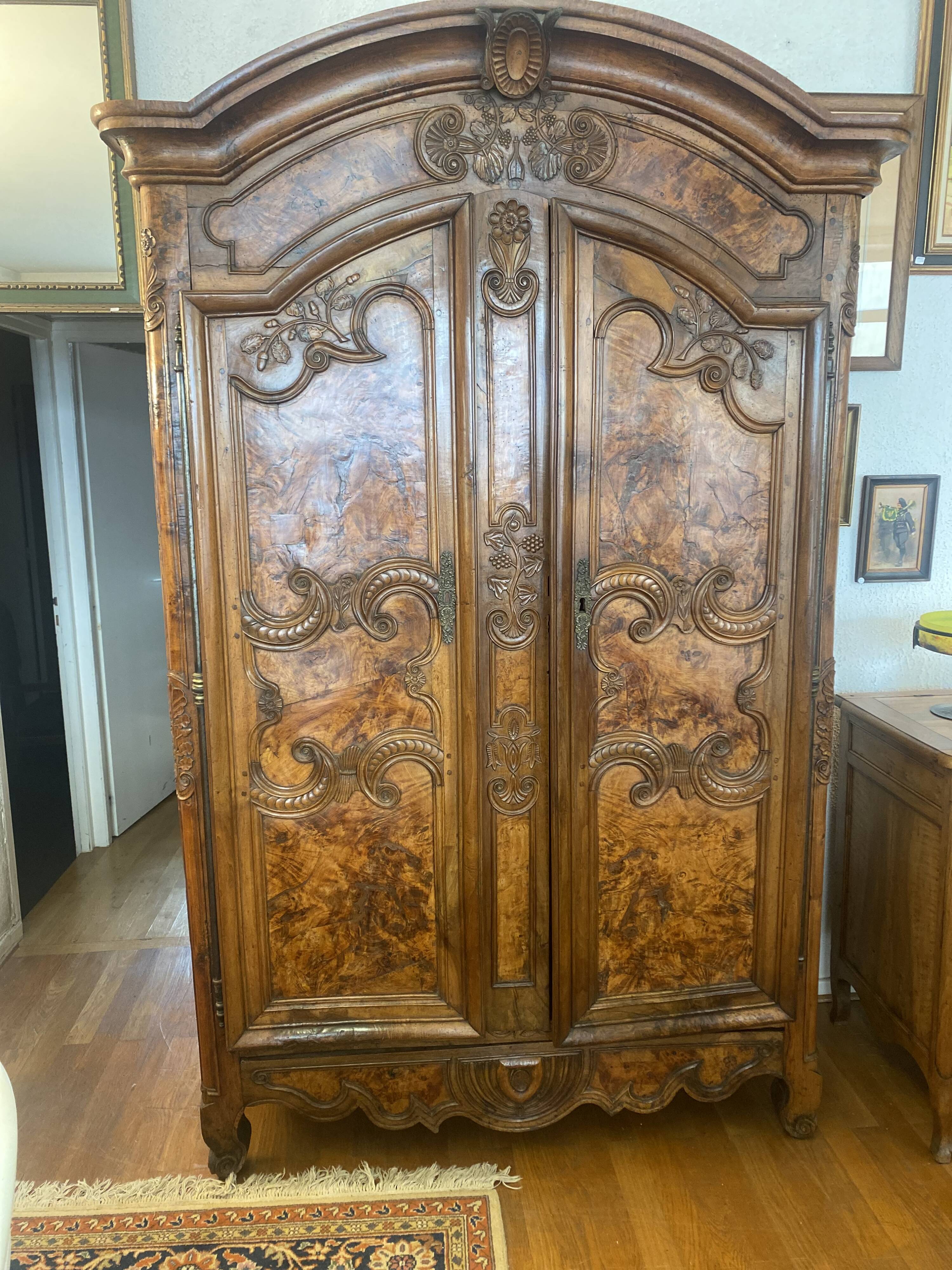 Bressane wardrobe with arched cornice, walnut and fresne magnifying glass.