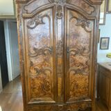 Bressane wardrobe with arched cornice, walnut and fresne magnifying glass.