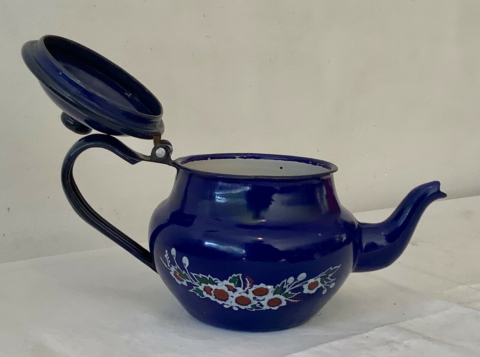 Vintage teapot 1950 in enamelled sheet metal