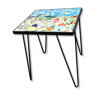 Pedestal table with children's ceramics