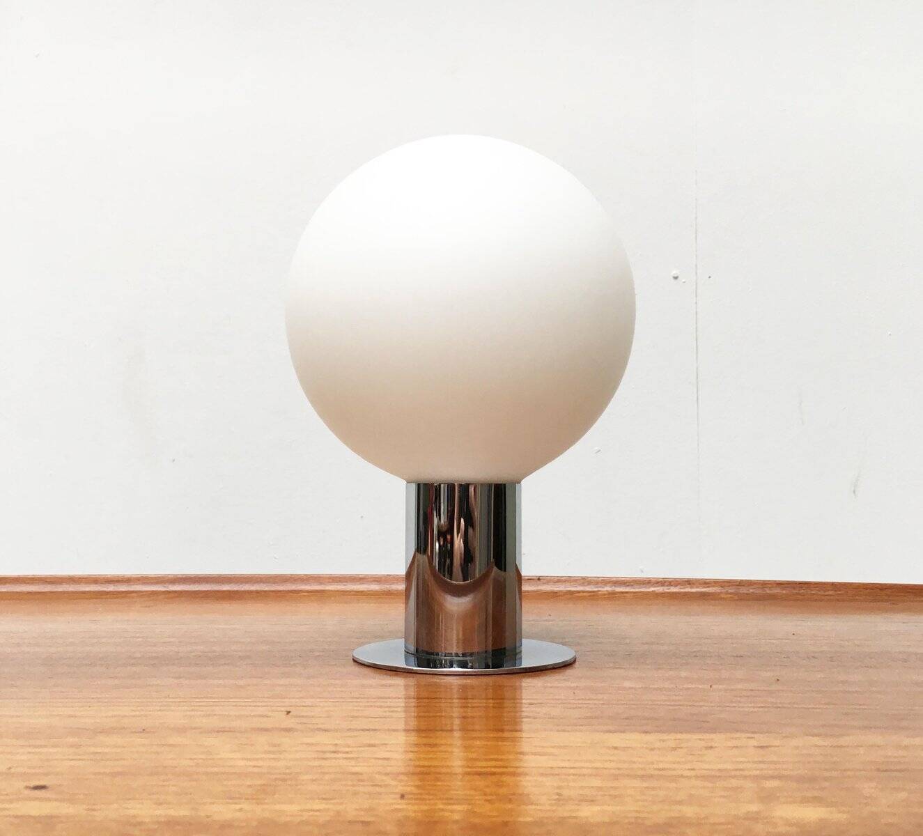 Lampe de table en chrome et verre de l'ère spatiale du milieu du siècle