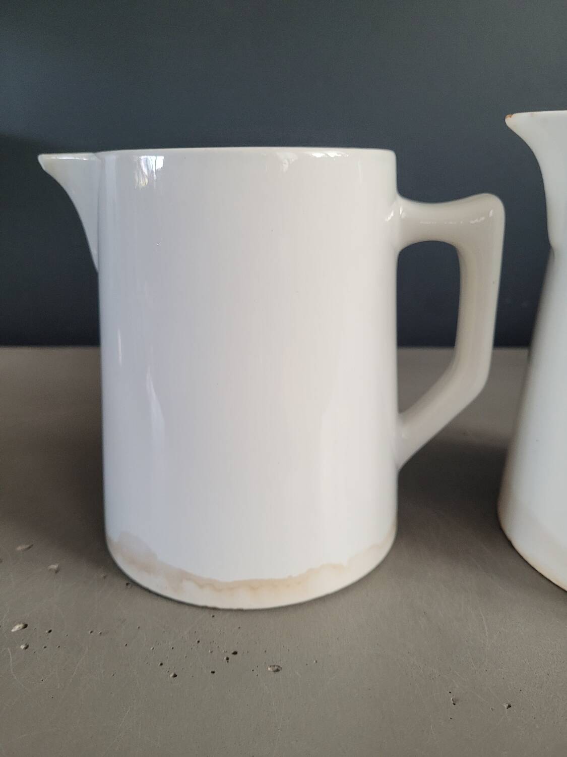 Paire de pichets en porcelaine de Digoin