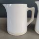 Paire de pichets en porcelaine de Digoin