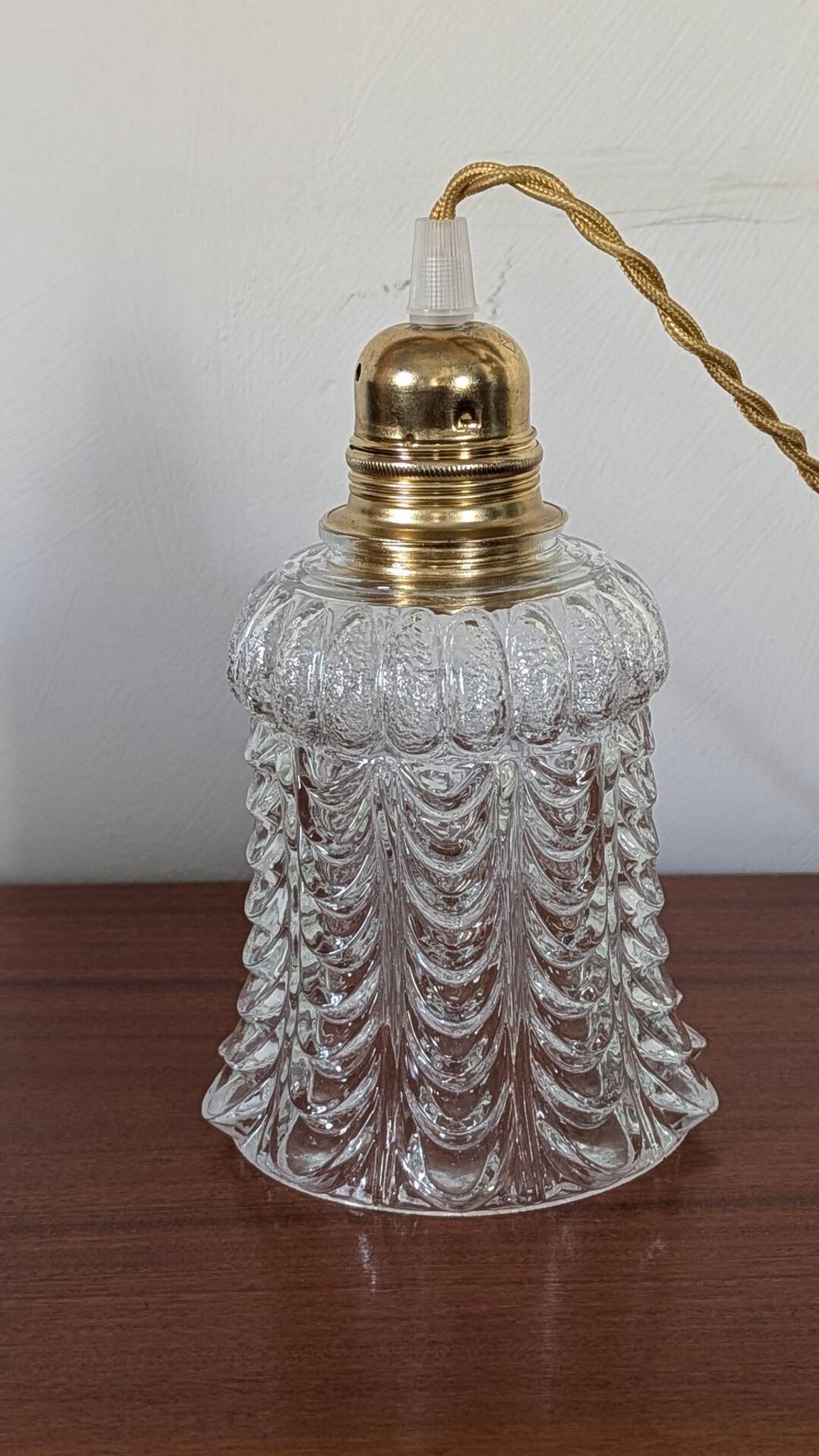 Suspension en verre moulé transparent – motif corolle