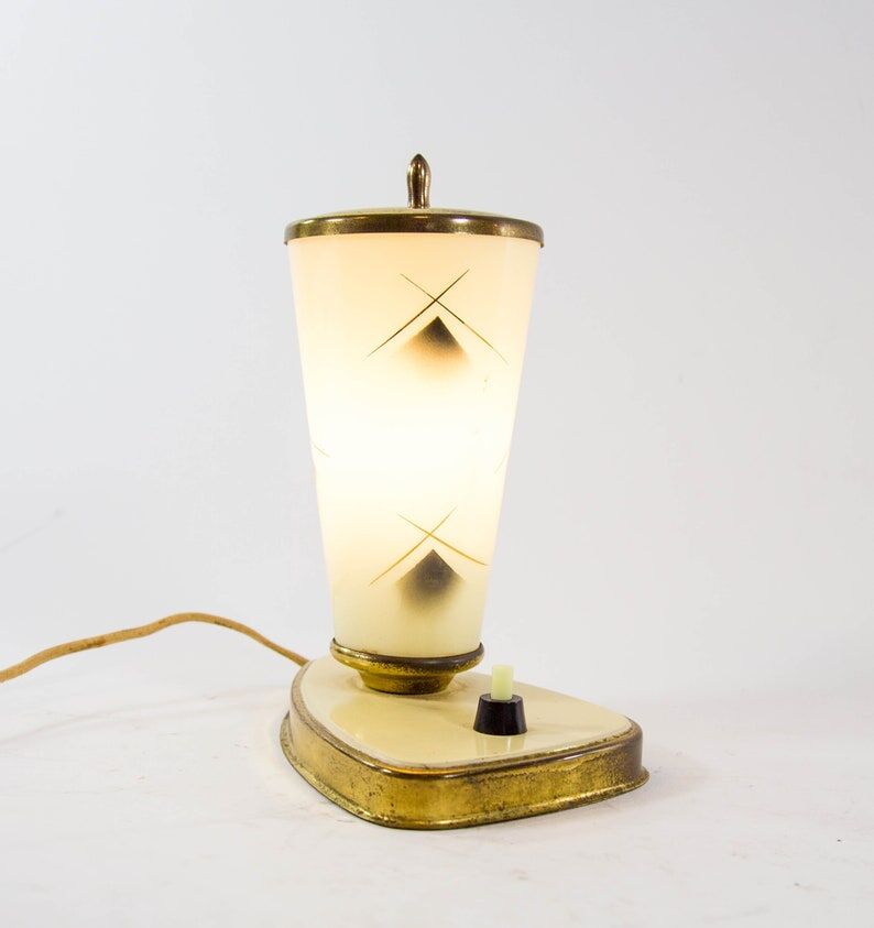 Lampe de table verre opalin et base laiton années 50