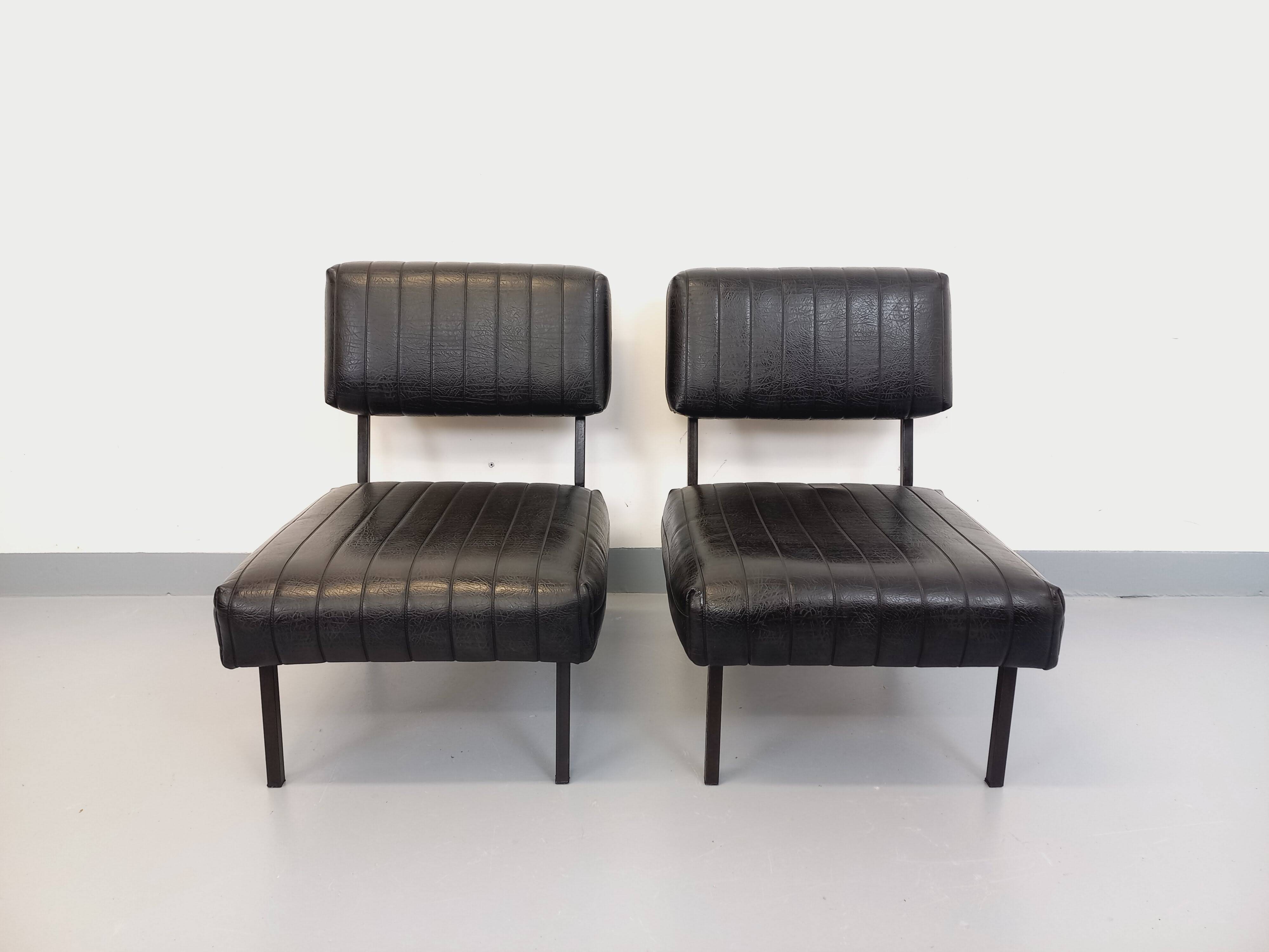 Set of 2 vintage modernist armchairs in black faux leather and metal.