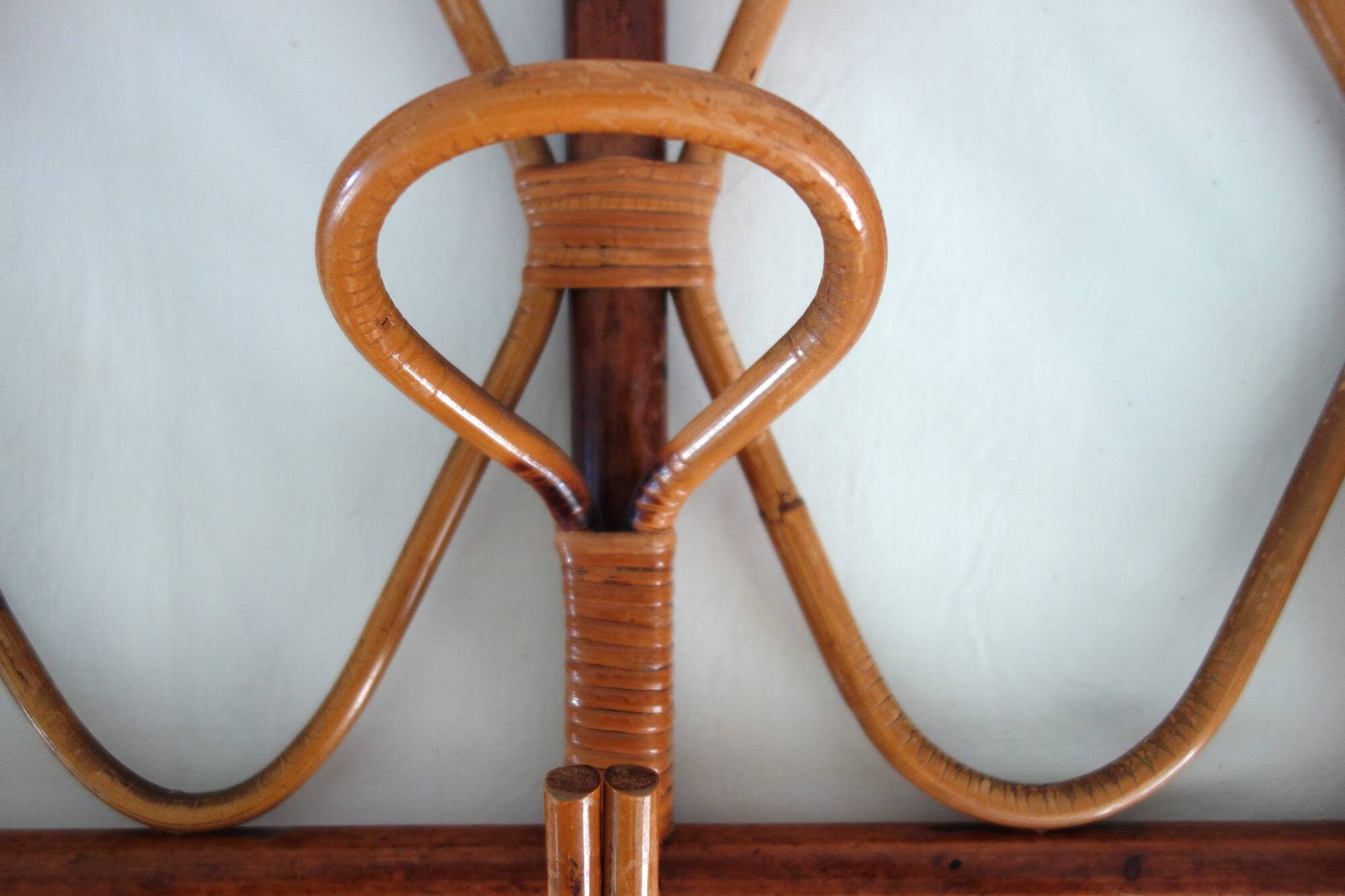 Vintage wall coat rack in bamboo and rattan.