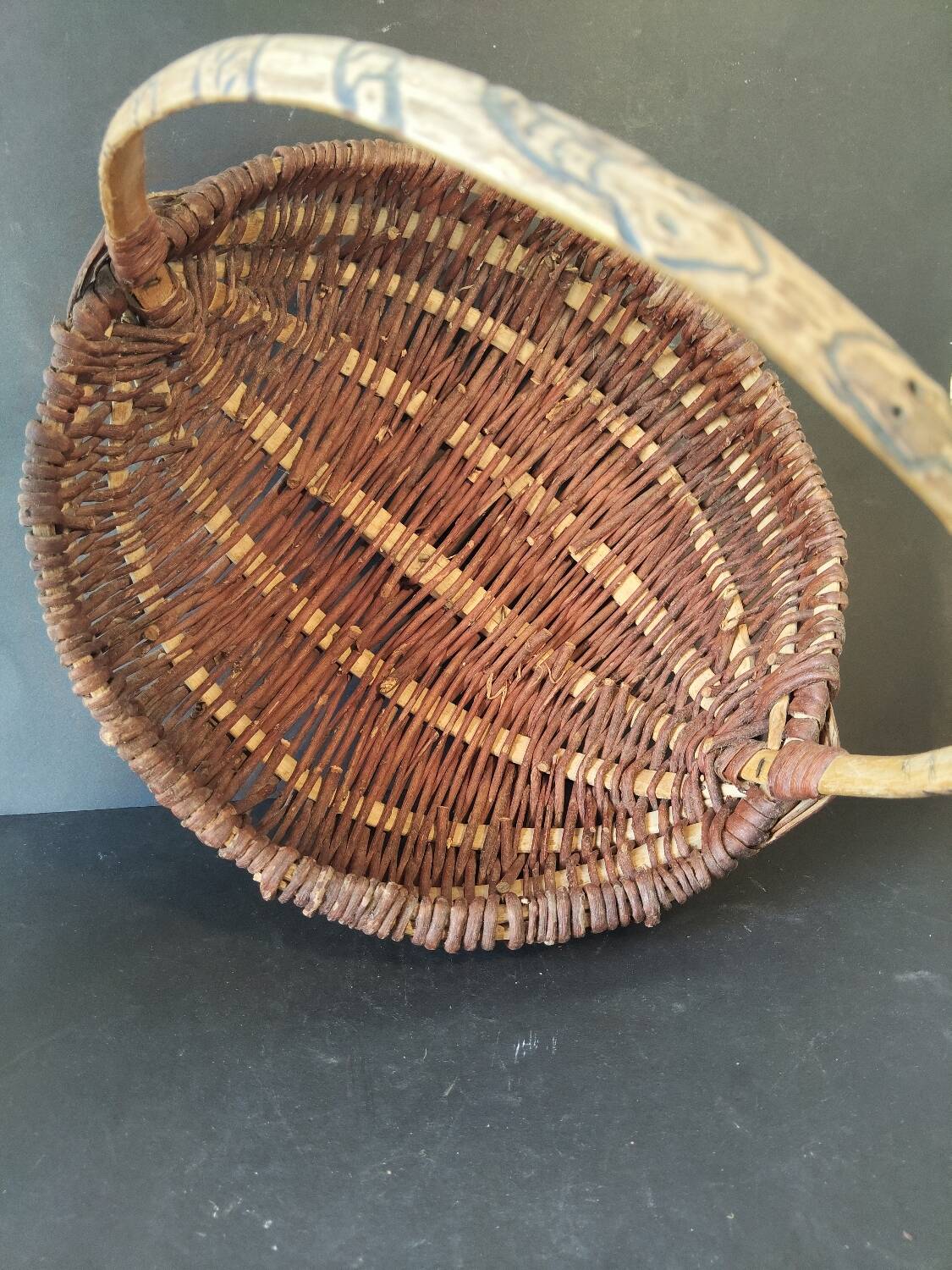 Basket of popular art in wicker – Handle carved with snakes – 20th century