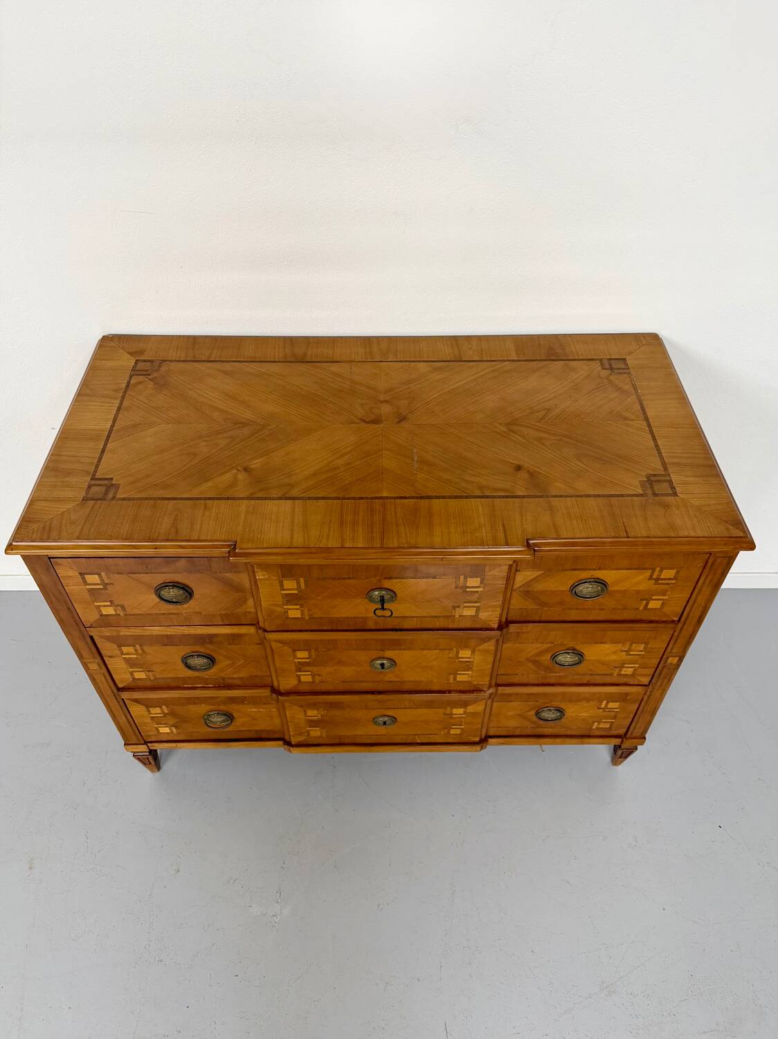 Antique marquetry chest of drawers from the transition period at the end of the 18th century, with 3 wooden drawers.