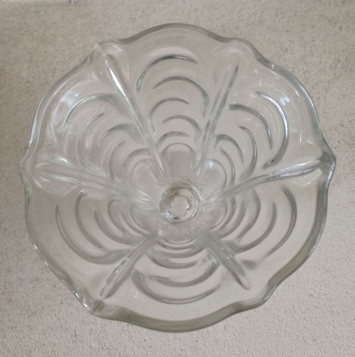 Vase en verre moulé