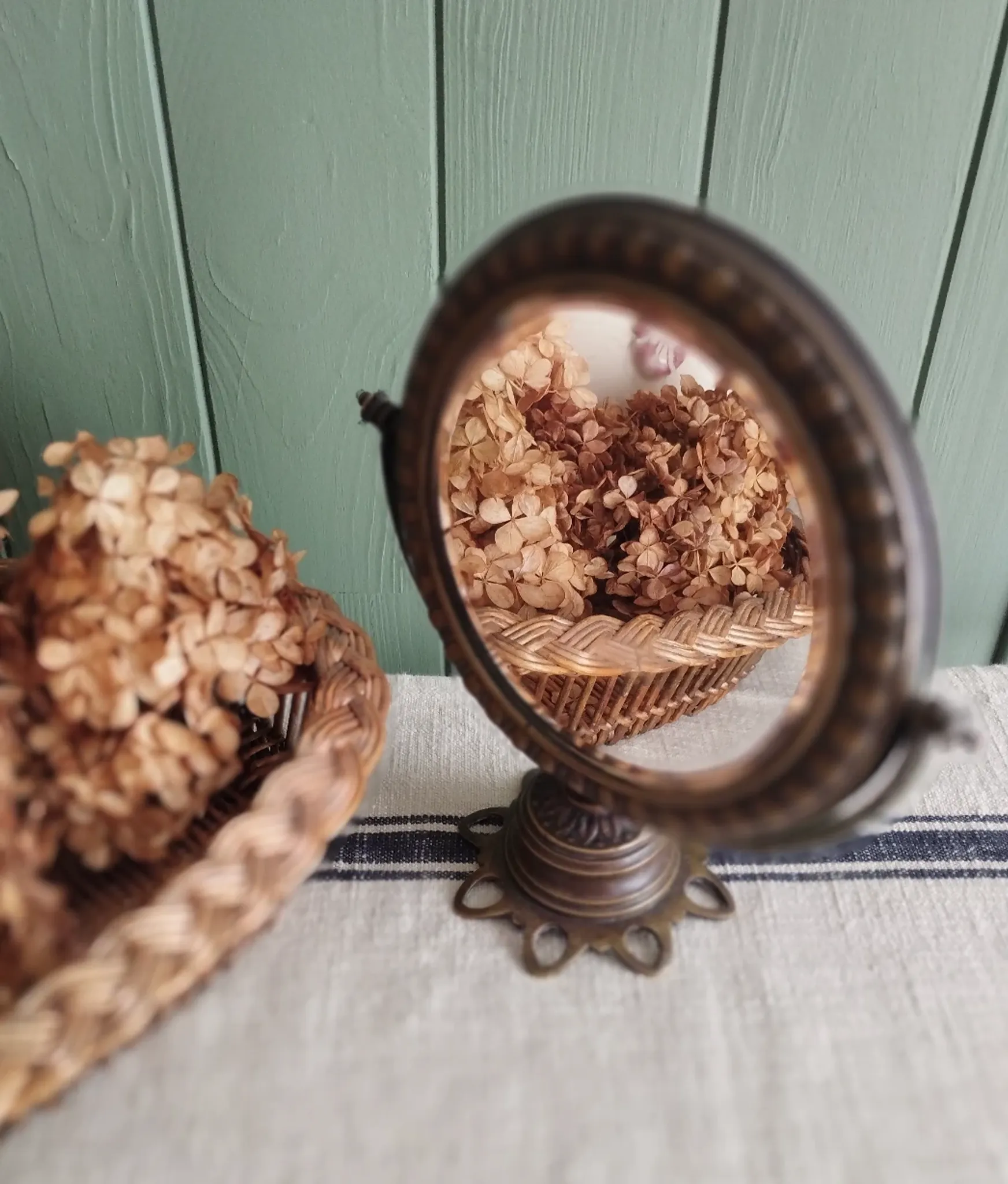 Small tabletop psyché mirror in brass