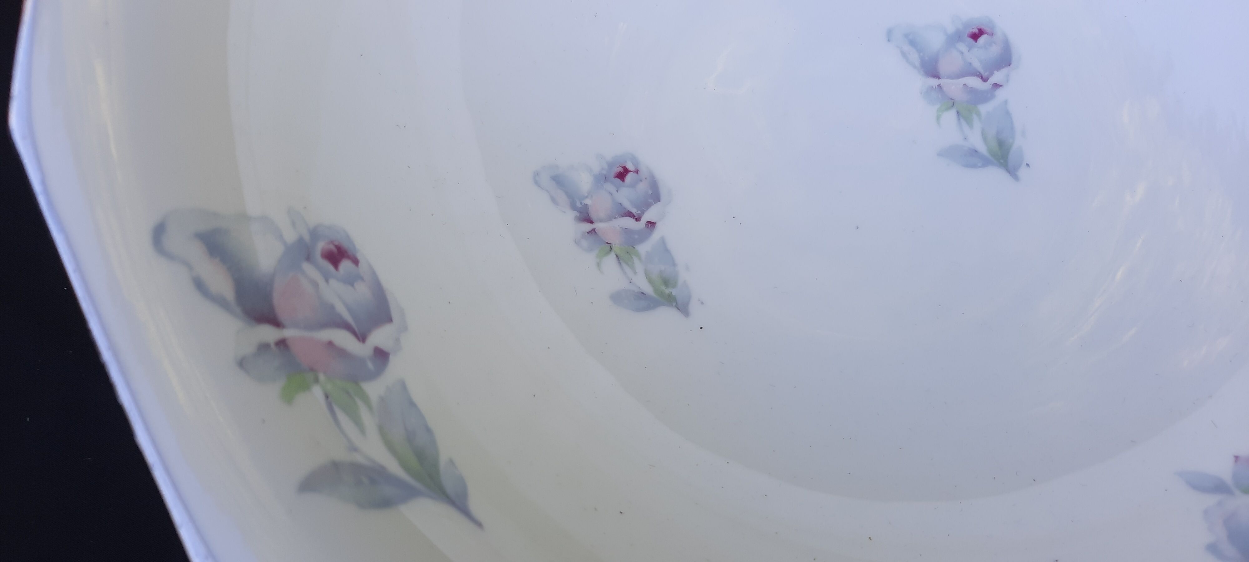 1 bowl and 1 porcelain hollow dish