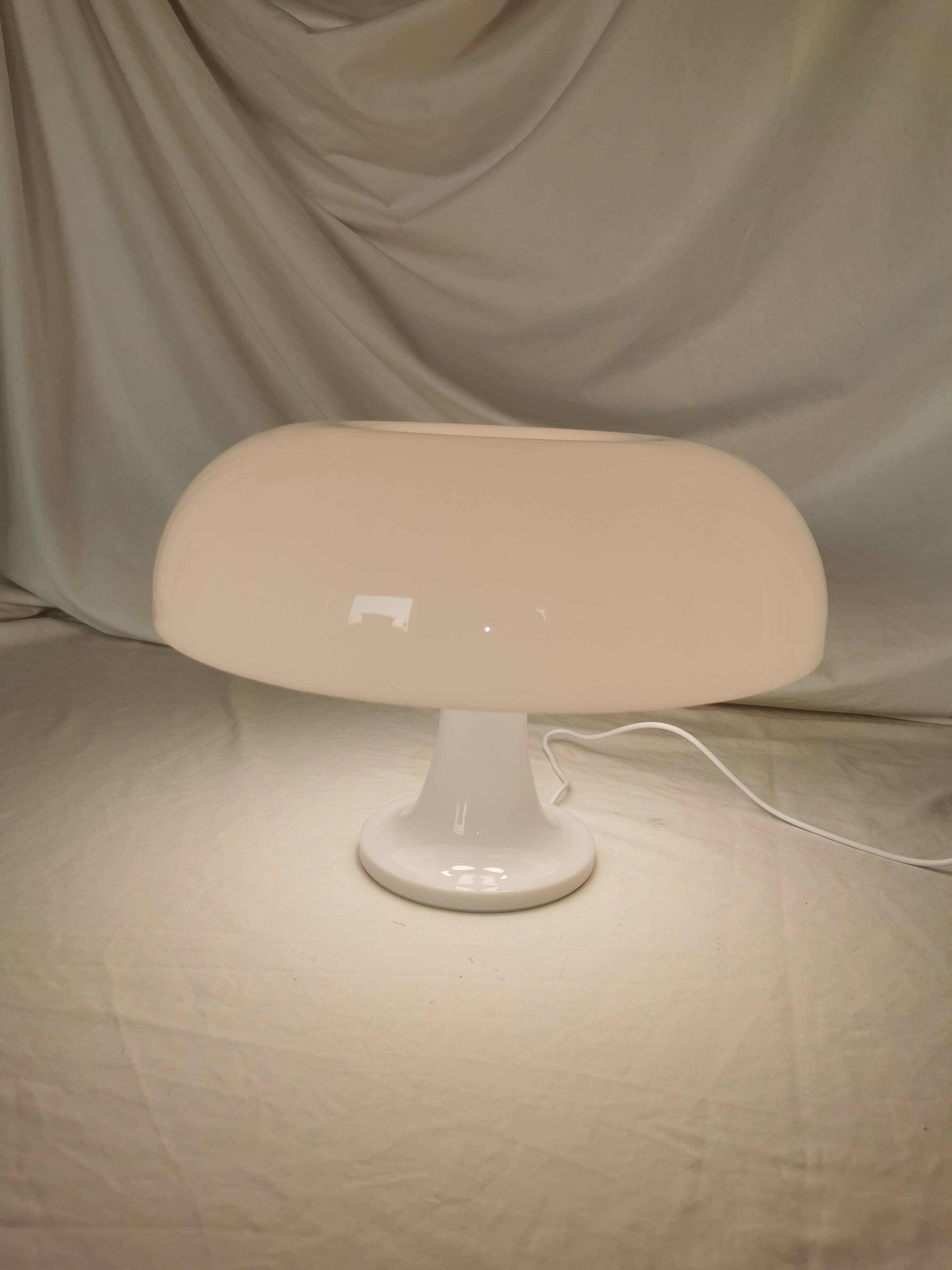 Lampe champignon en plastique blanc