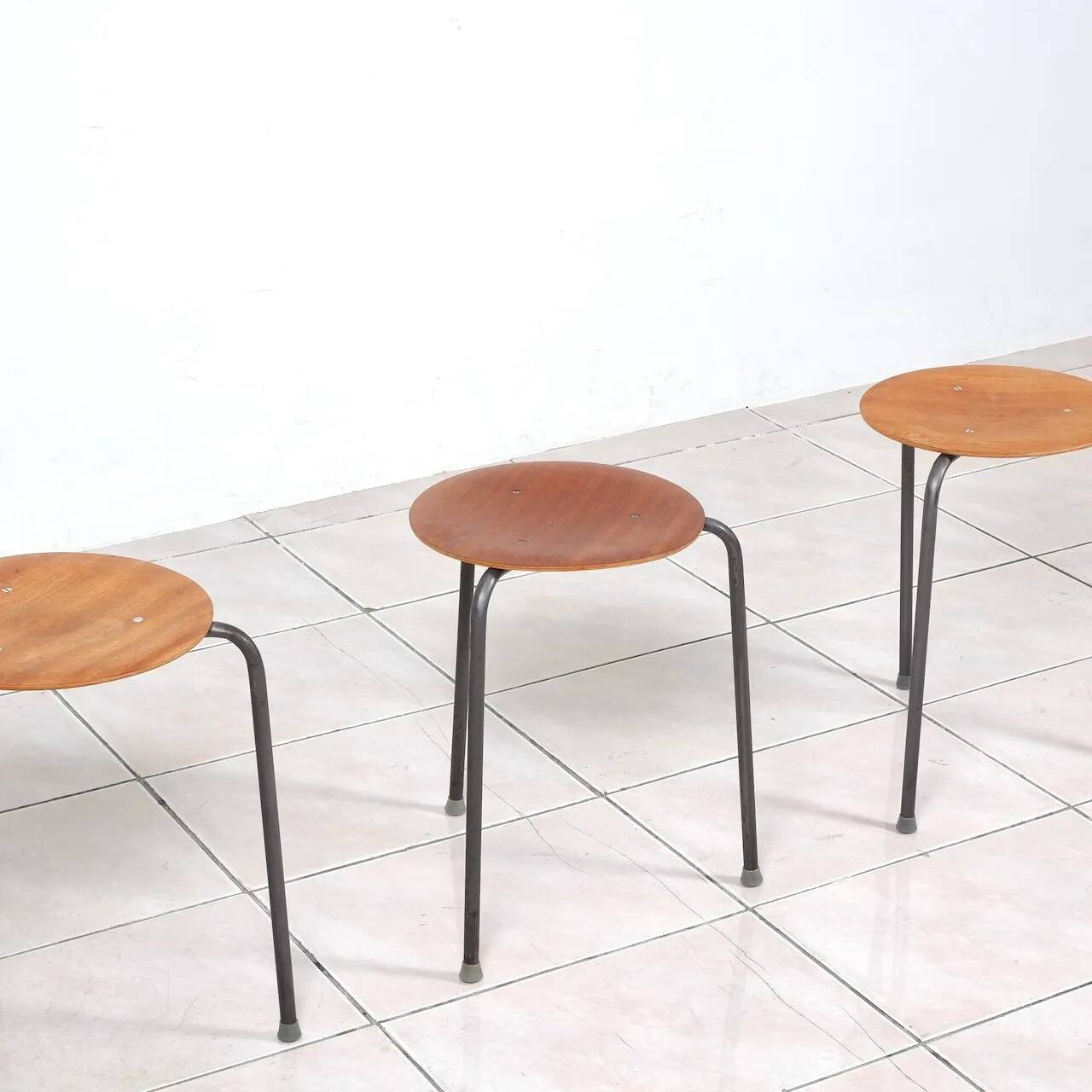 Stackable 3-legged stools in teak / metal
