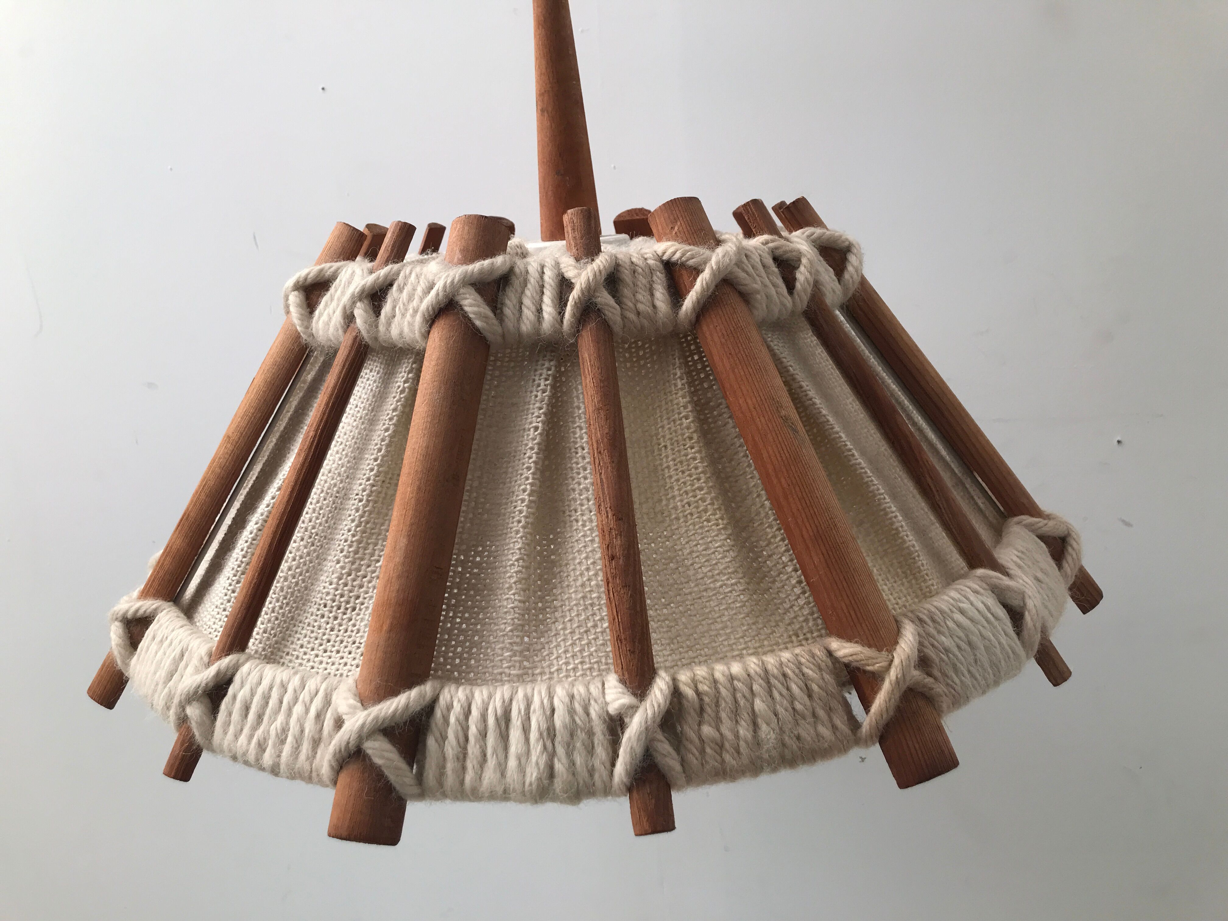 Hanging lamp in linen wood and wool