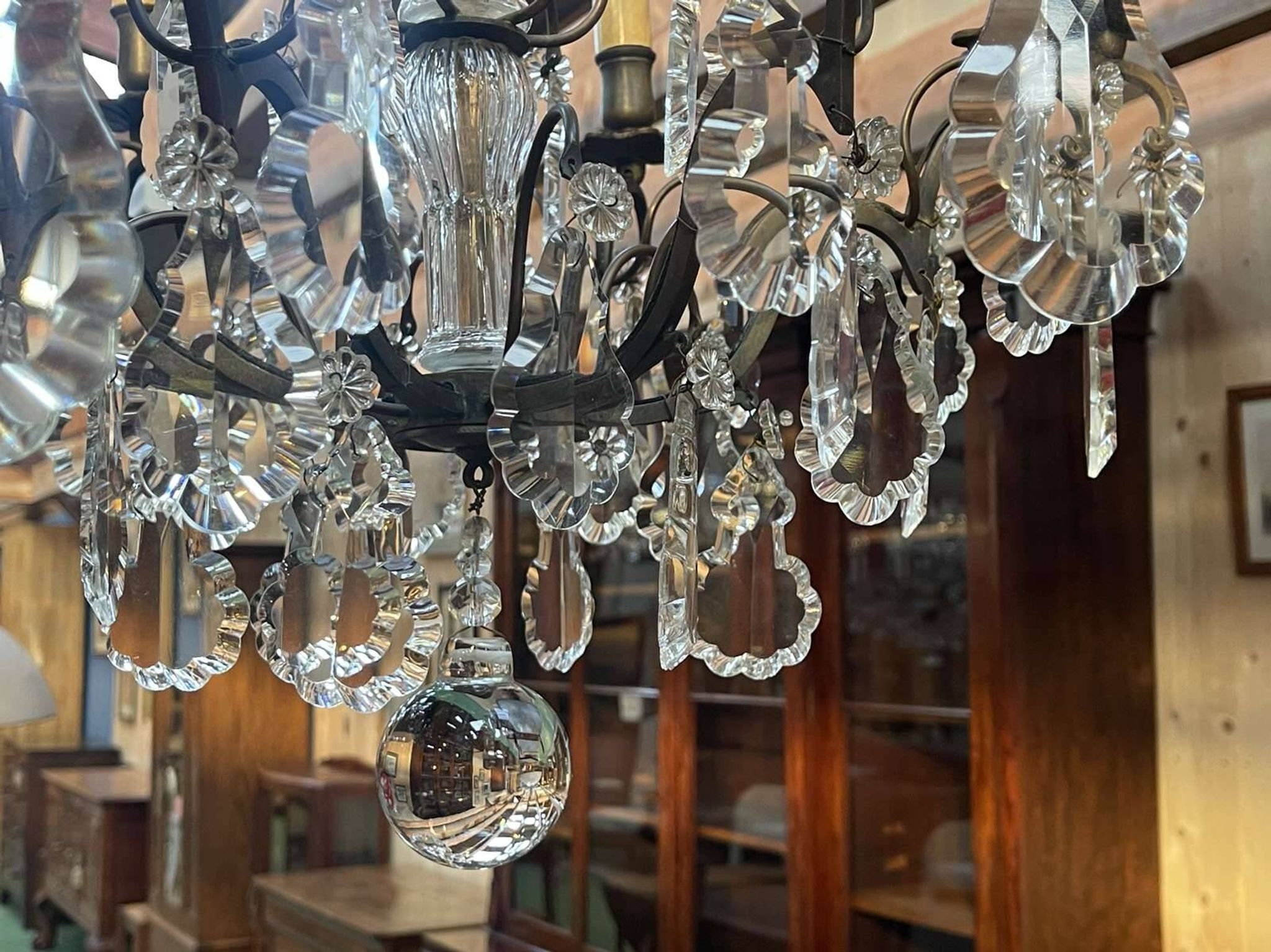 Bronze and cut crystal chandelier with 6 lights, early 20th century work.