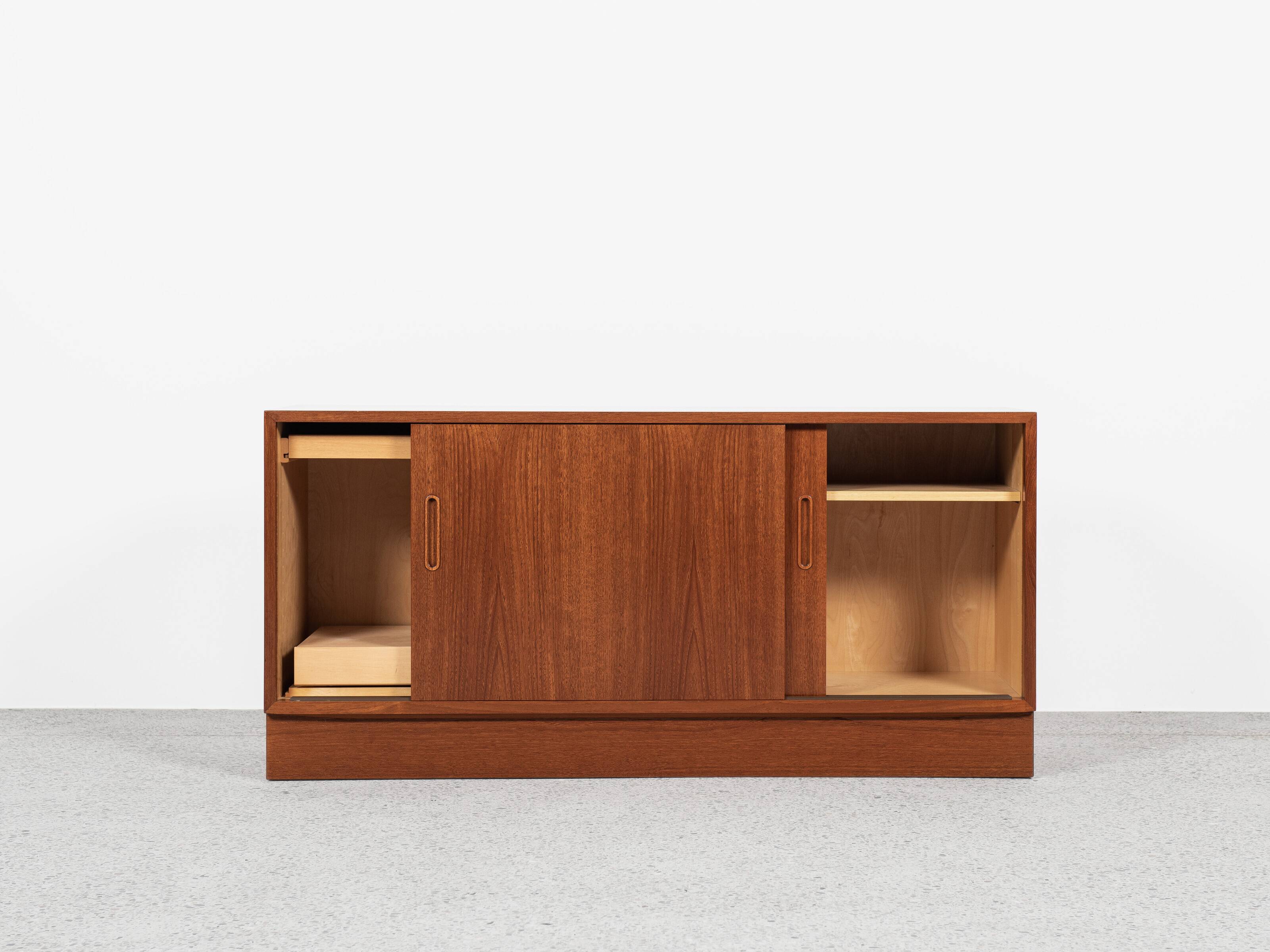Midcentury Danish lowboard in teak with 2 sliding doors by Hundevad 1960s - 138cm