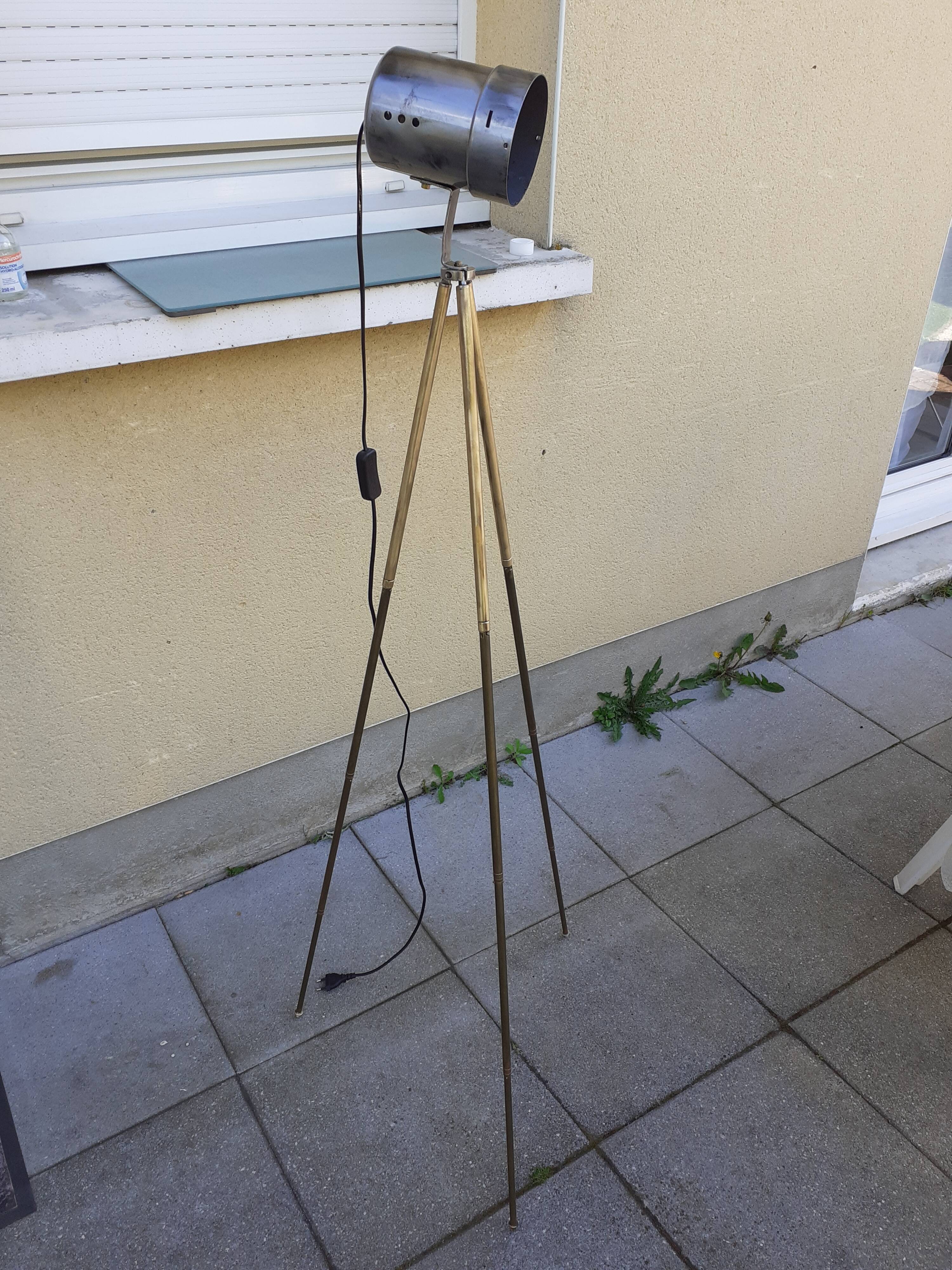 Lamp on brass trepied