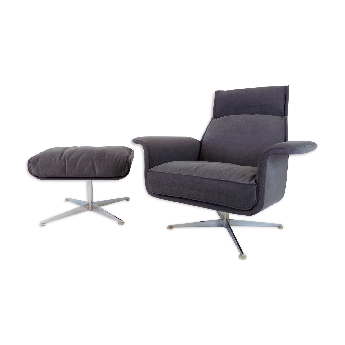 Fauteuil Kaufeld Siesta 62  grise avec pouf par Jacques Brule