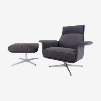 Fauteuil Kaufeld Siesta 62  grise avec pouf par Jacques Brule