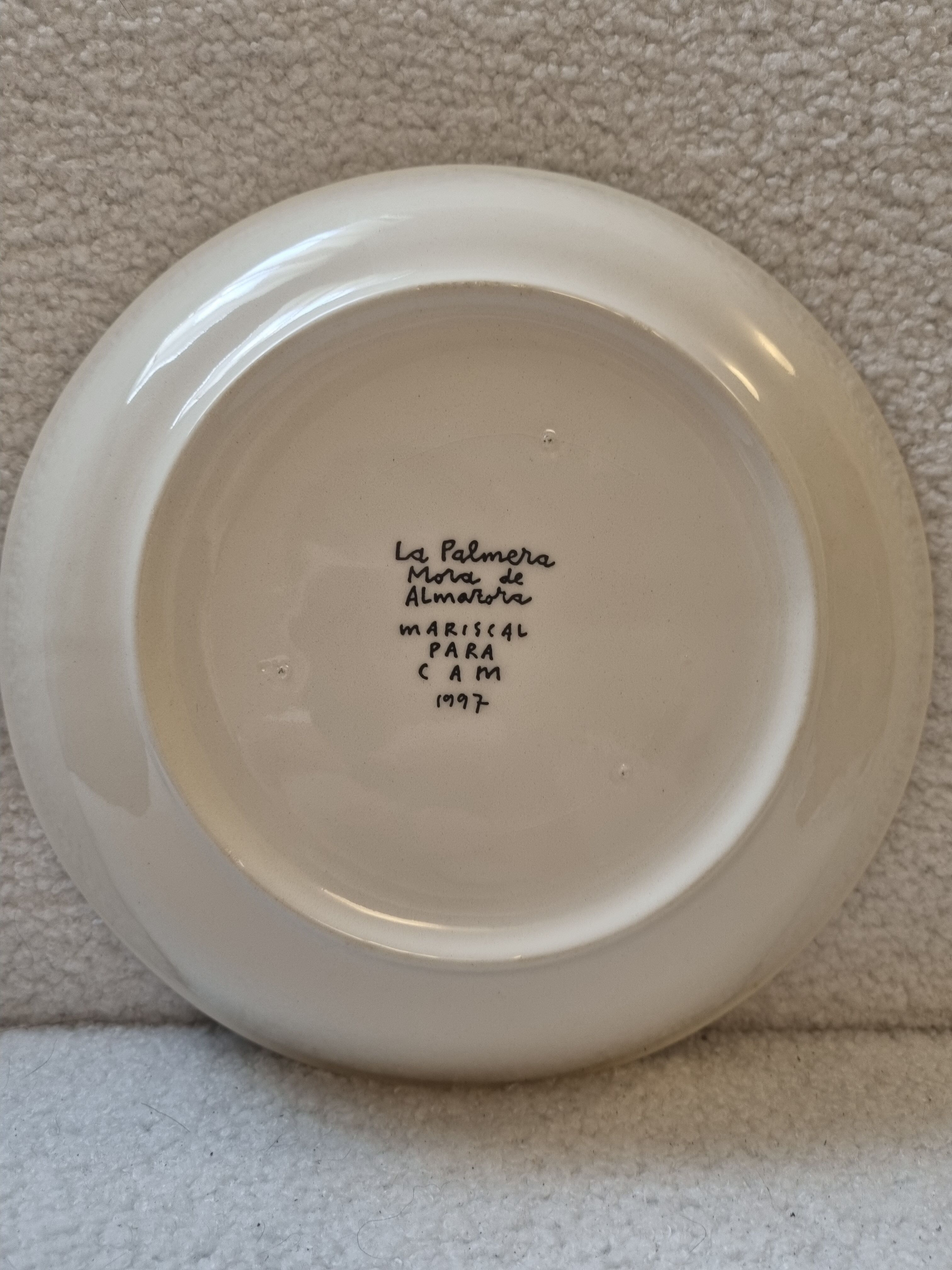 Hollow round dish impressionist décor by Javier Mariscal