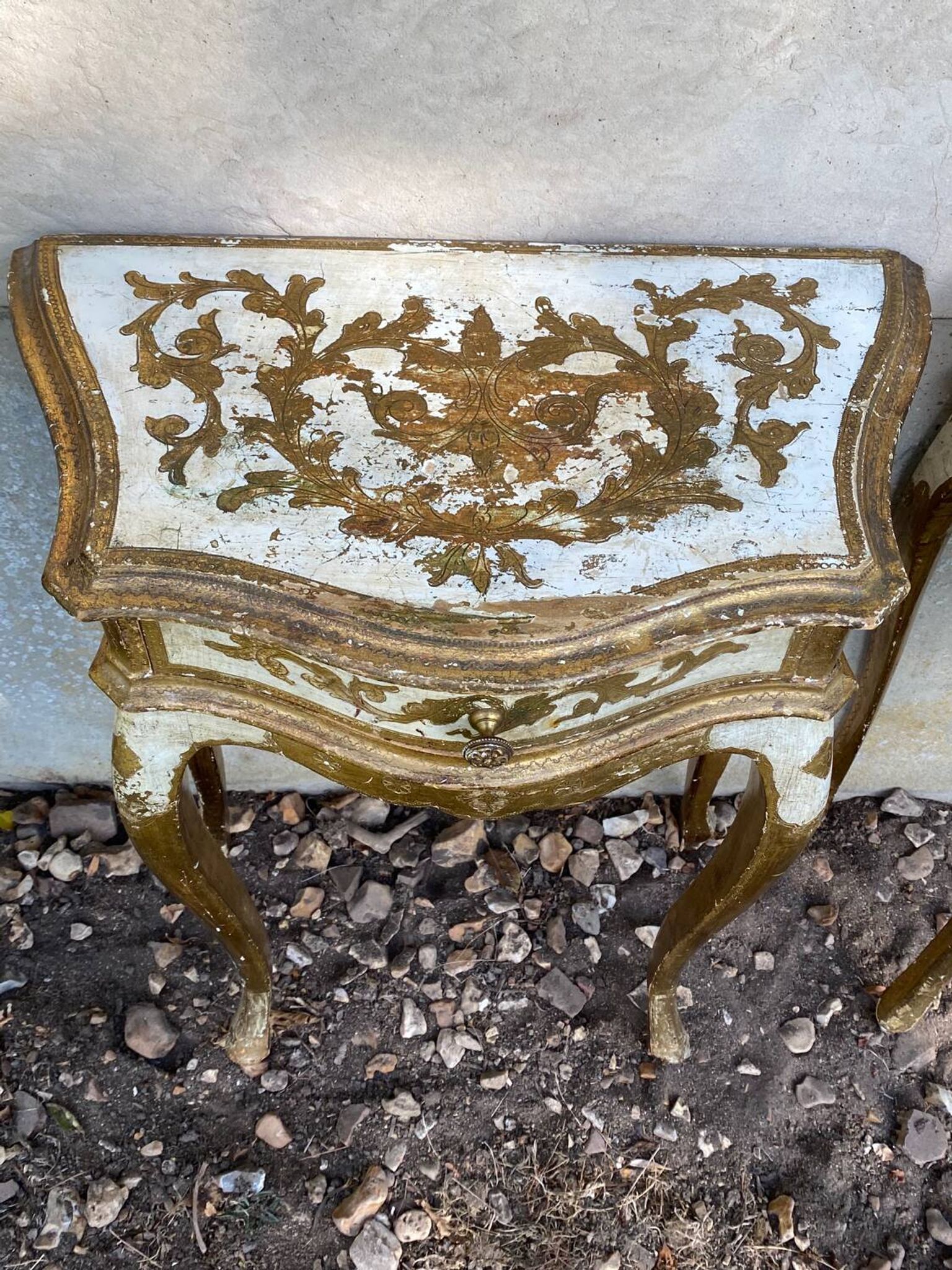 Paires de chevets florentins en bois doré