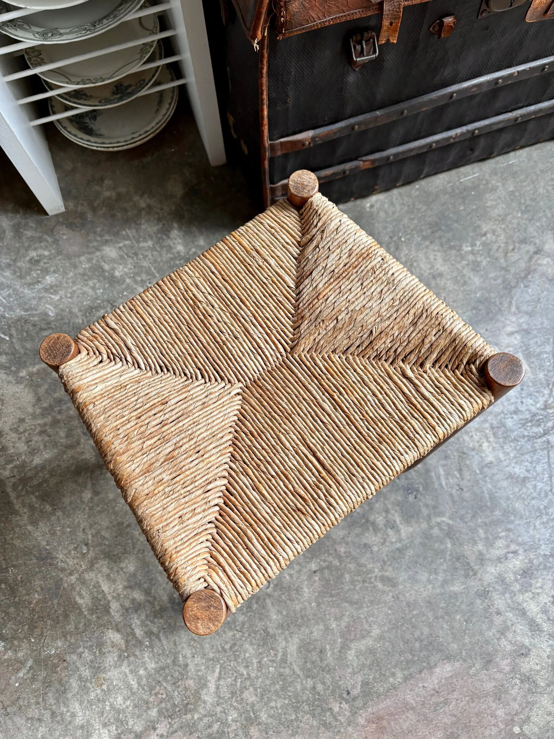 Tabouret haut en paille tressée et bois