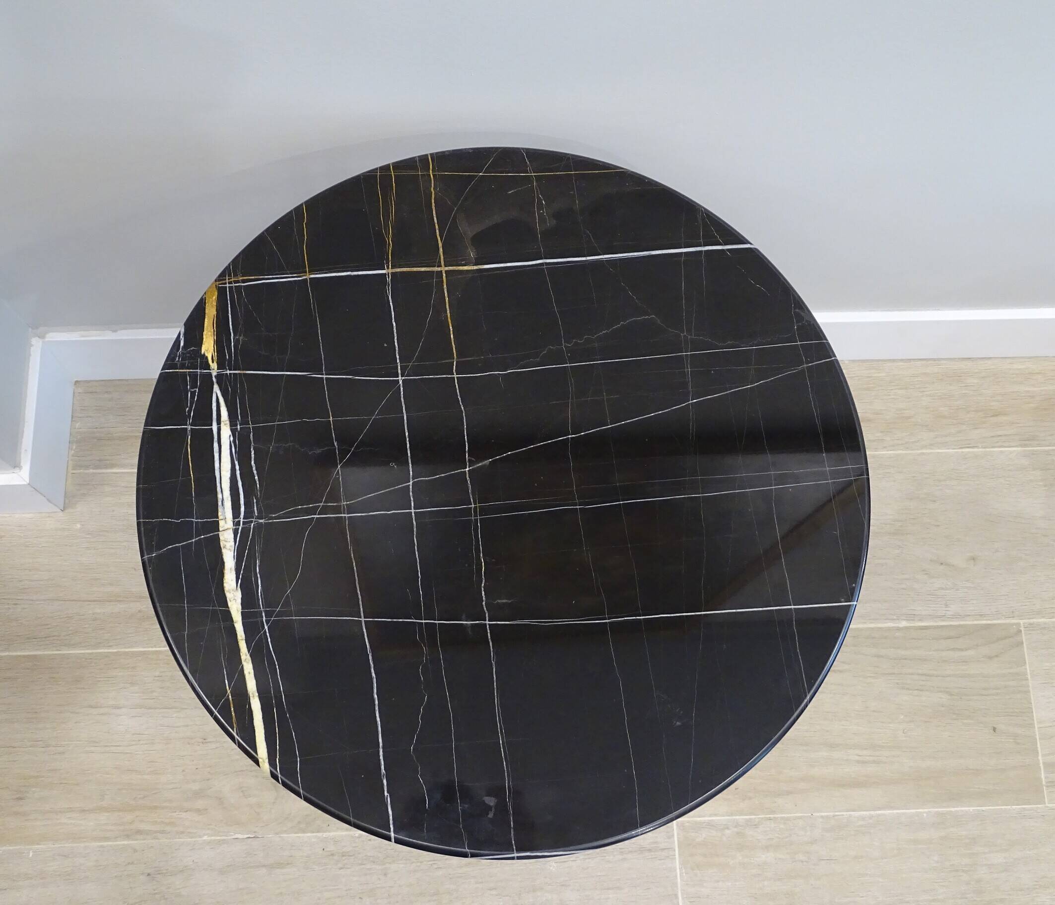 Coffee table or auxiliary table Natuzzi, marmol Sahara Noir, s. XXI – Italy