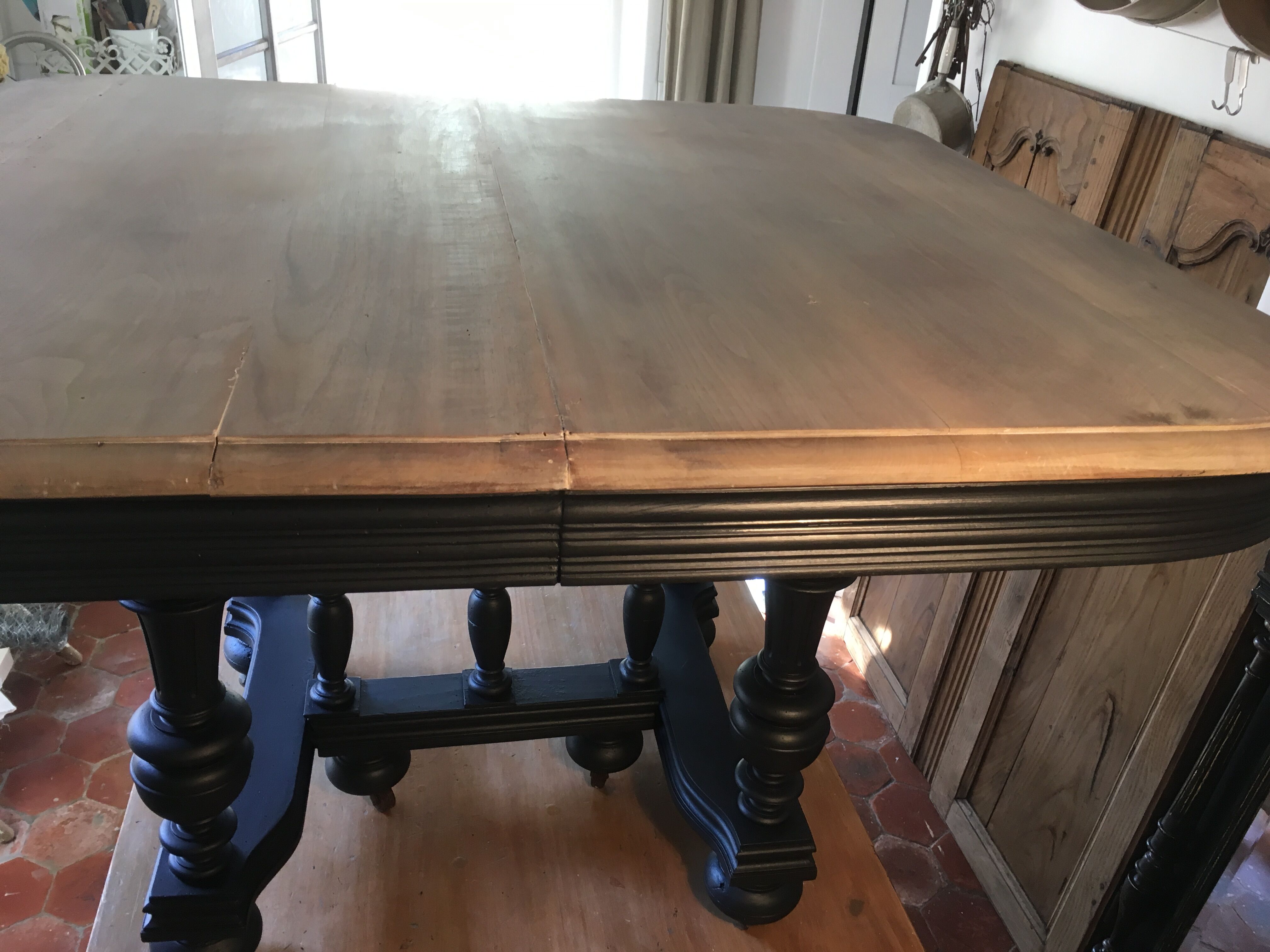 Table Henri II black patina, bleached oiled tray